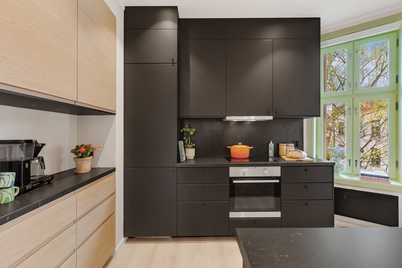 Stilfull hjørneleilighet med tidsriktig fargevalg Galleribilde