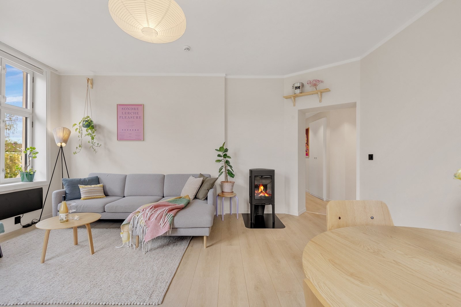 Vedfyring sørger for lun og effektiv oppvarming Galleribilde