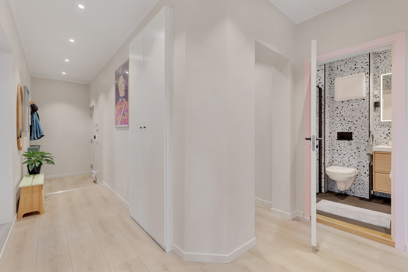 Pen entré med lyse farger og god romfølelse Galleribilde