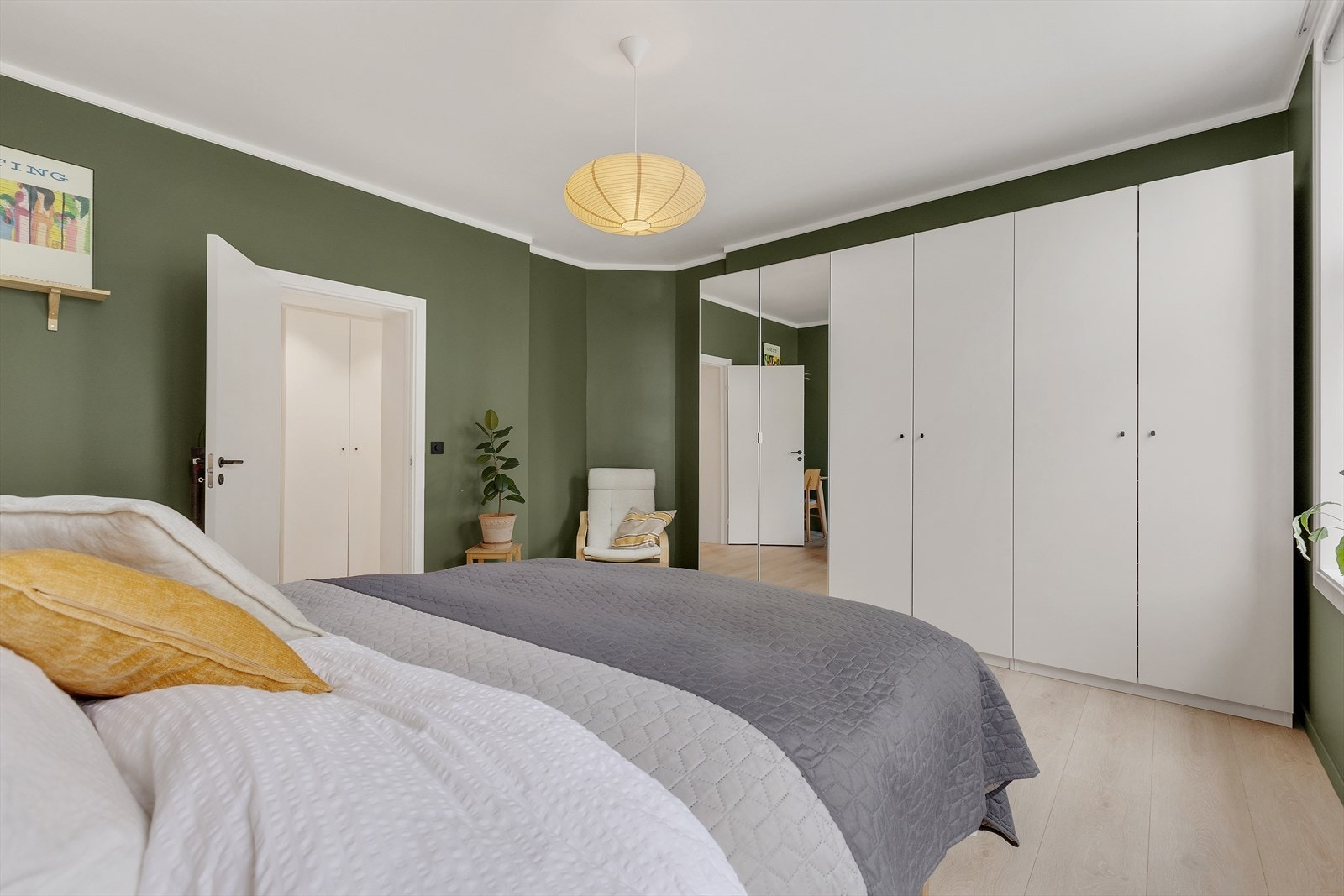 Hovedsoverom med god plass og praktiske garderobeløsninger Galleribilde