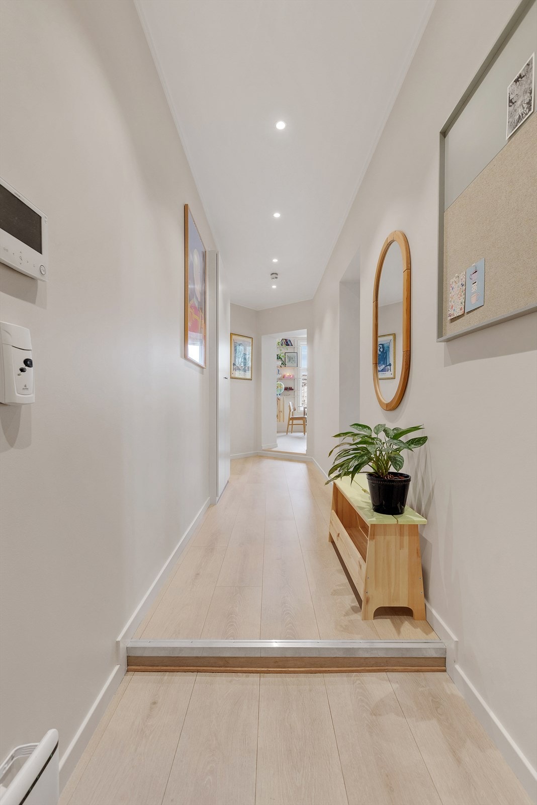 Innbydende entrè med adkomst til samtlige av rommene i leiligheten Galleribilde