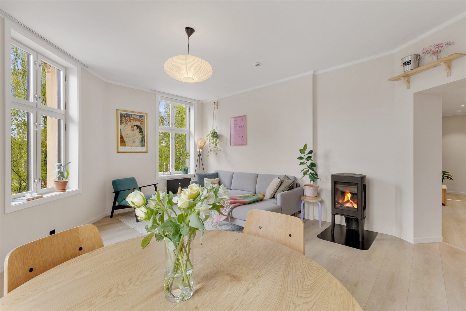 Hjørne-beliggenheten gir lysinnslip fra flere himmelretninger. Dette i kombinasjon med den gode takhøyde sørger for en svært god romfølelse Galleribilde