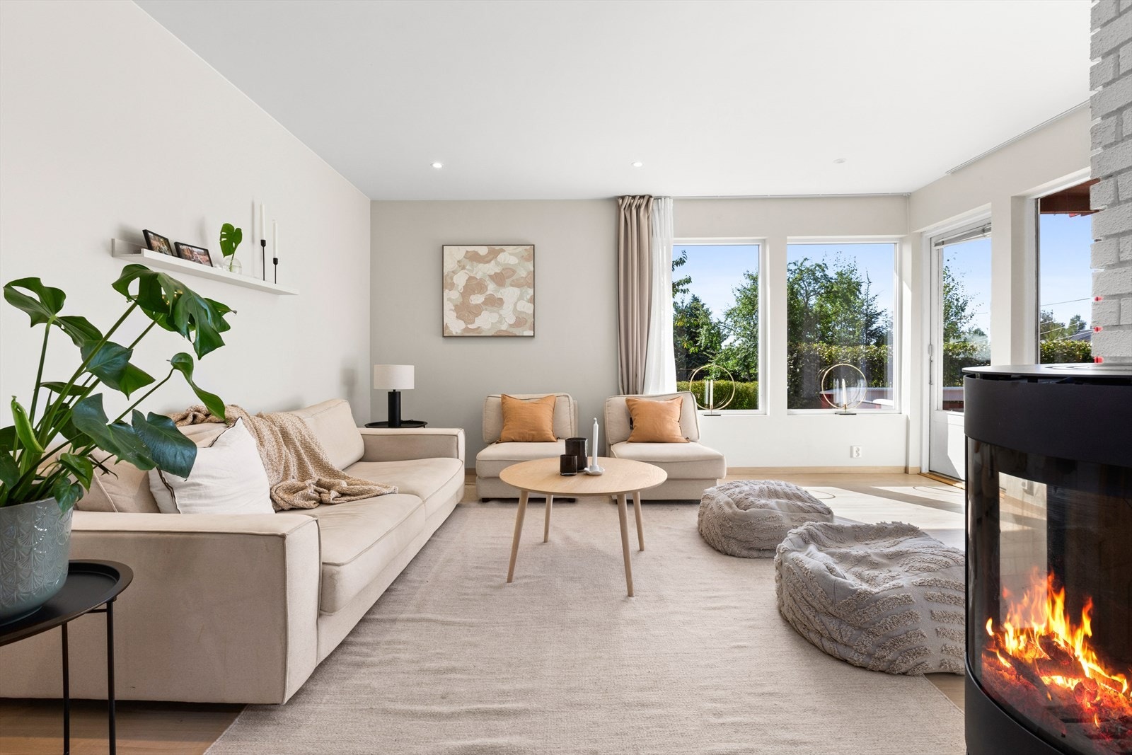 Romslig stue med mye naturlig lys - Hjertet av hjemmet Galleribilde