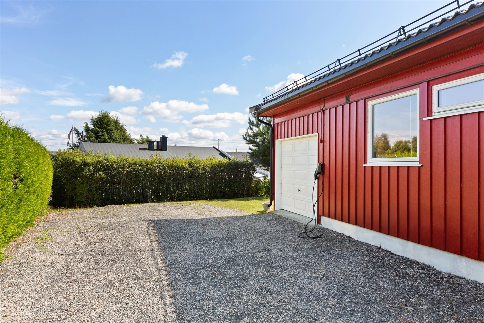 Meget gode muligheter til å parkere, samt elbil lader Galleribilde