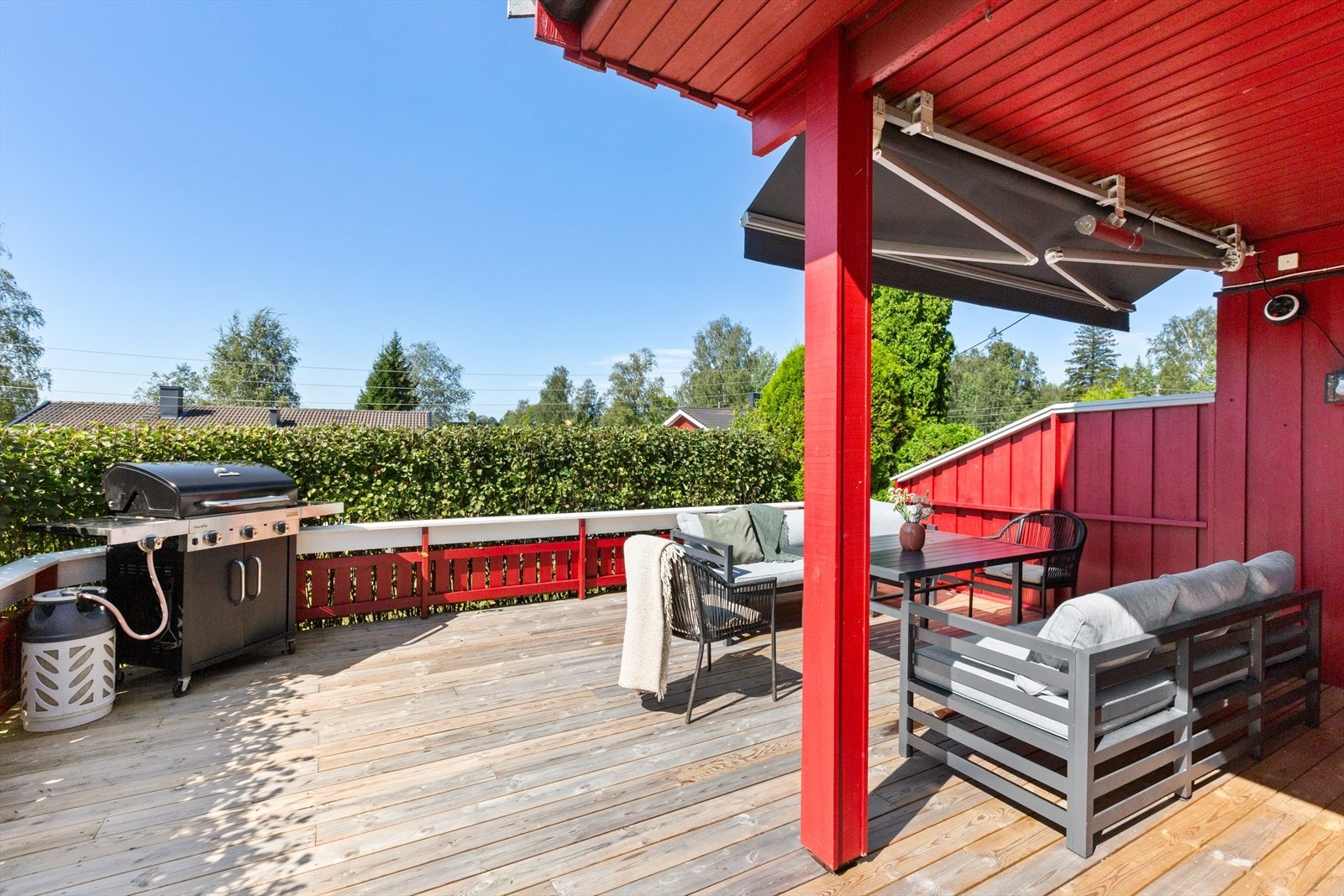 Fra stuen er det utgang til en solrik balkong og direkte adgang til de grønne omgivelsene Galleribilde