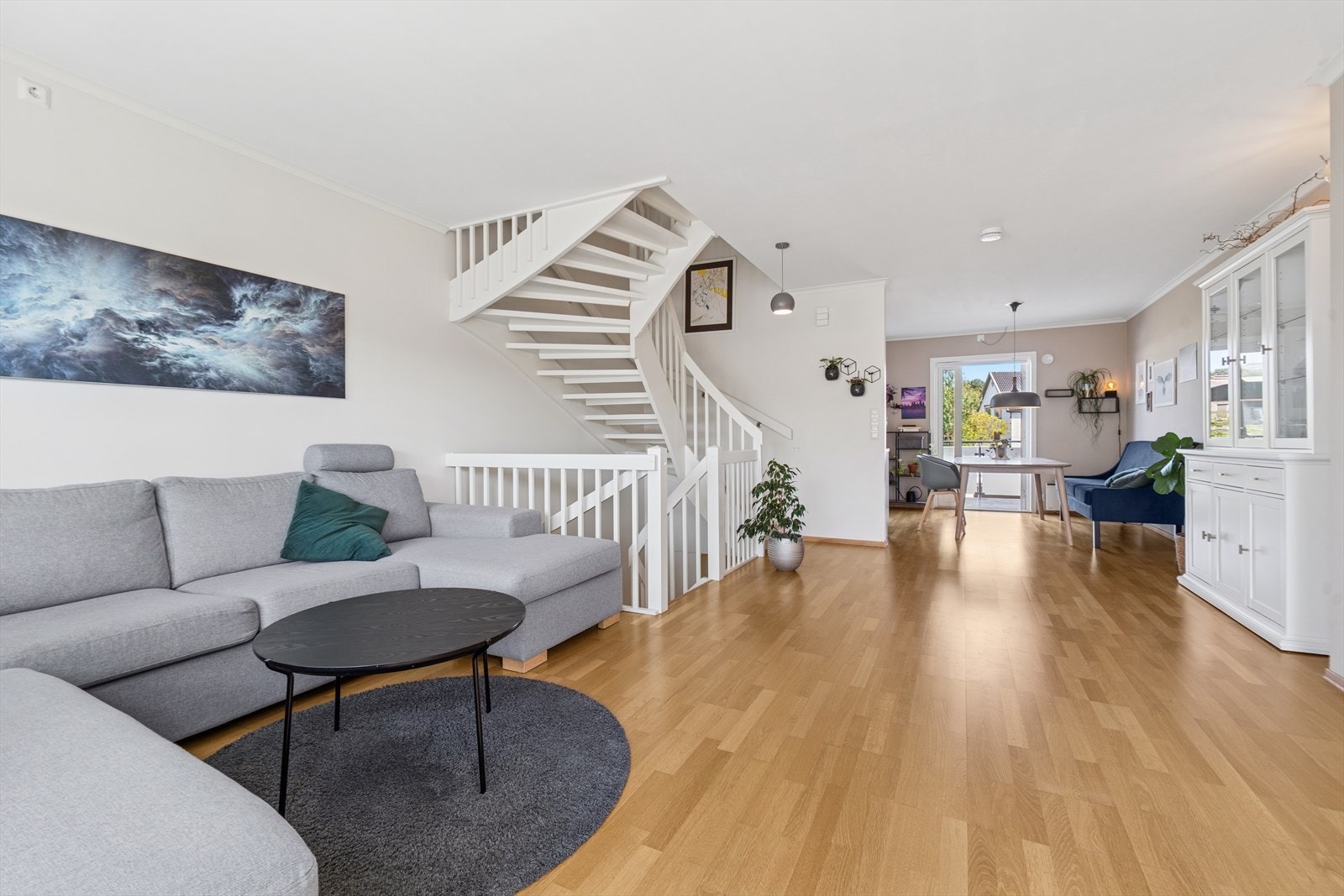 Romslig stue som gir gode muligheter for møblering. Galleribilde