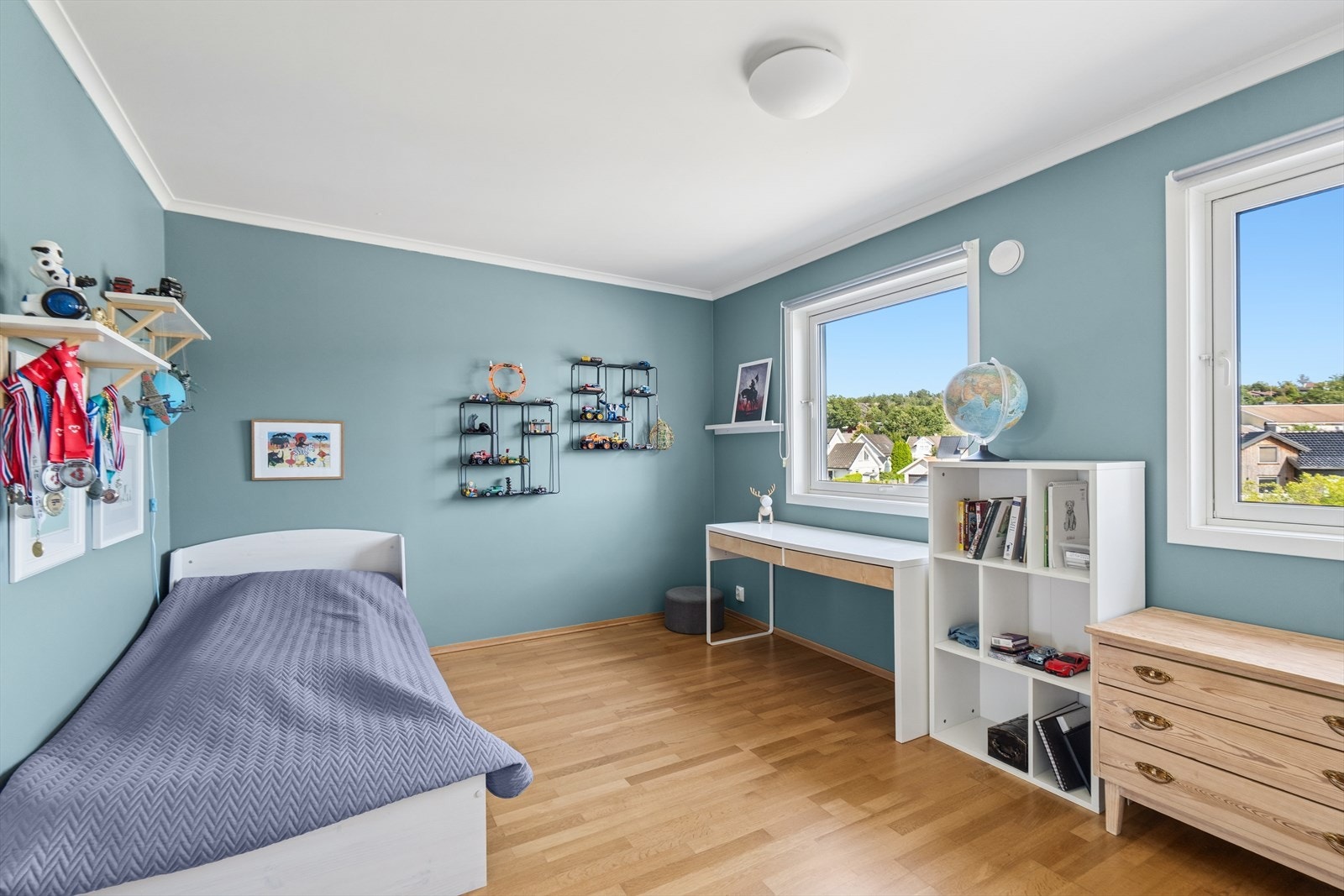 Soverom 3 er av god størrelse, og blir i dag benyttet som barnerom. Det er mulig etter tegninger å splitte dette rommet i to for ett ytterligere soverom. Galleribilde