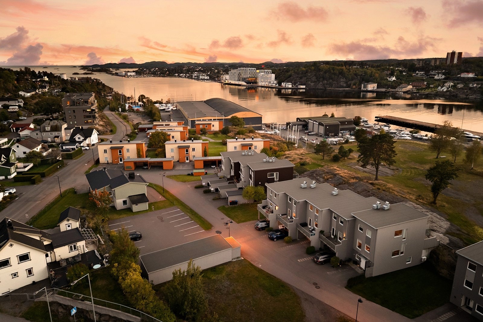 Boligen har delvis carport m/elbil lader i forkant av boligen, og det er en fullverdig carport på parkeringsplassen Galleribilde