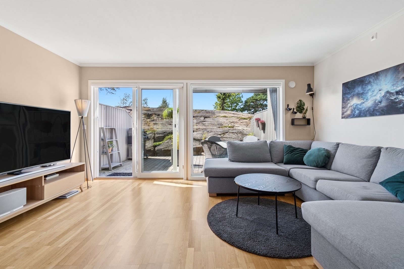 Fra stuen er det utgang til vestvendt balkong. Galleribilde