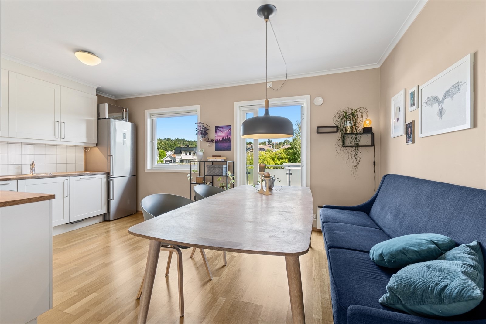 Vi går videre ut til balkongen hvor du kan nyte morgen kaffen. Galleribilde