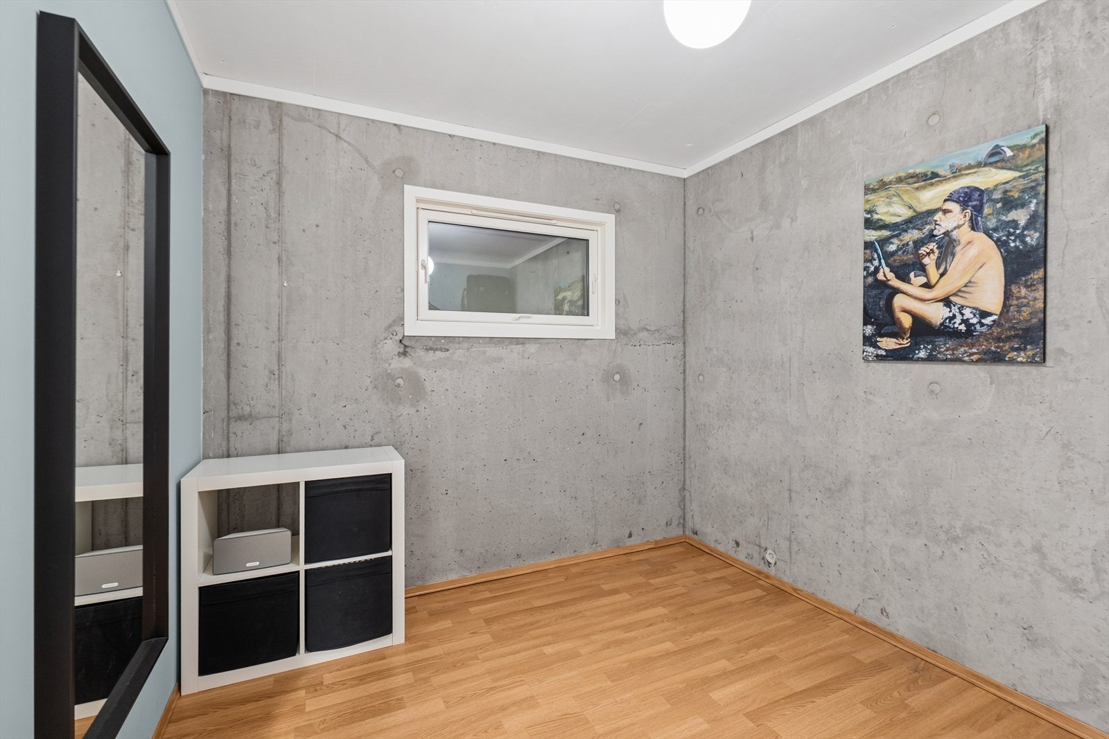 Kjekk bod med god plass til oppbevaring, her er det tilgang fra gangen. Galleribilde