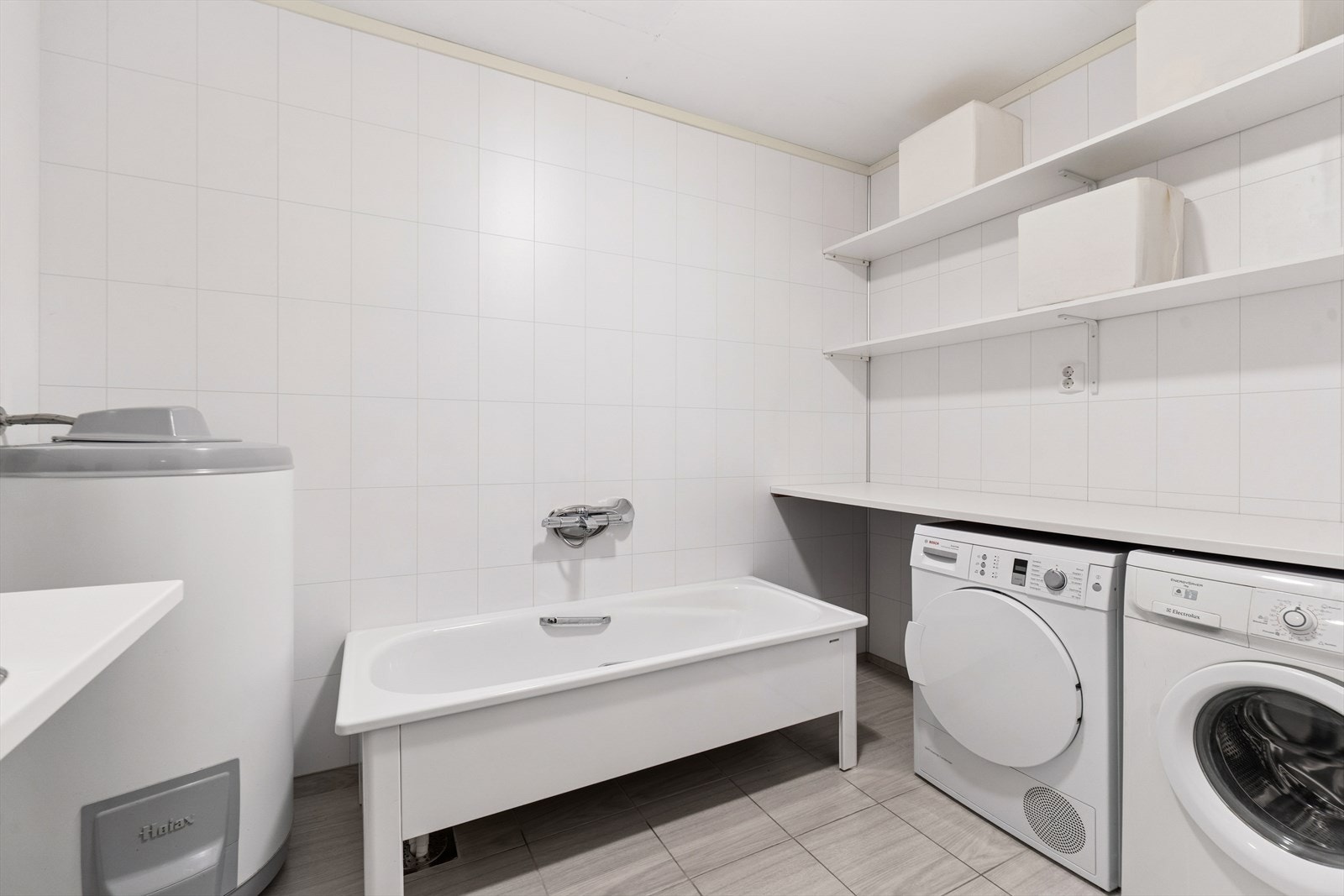 Rom på innsiden av boden er i dag innredet som vaskerom. Dette rommet er på de godkjente tegningene tegnet inn som bod. Se pkt. ferdigattest for ytterligere informasjon. Galleribilde