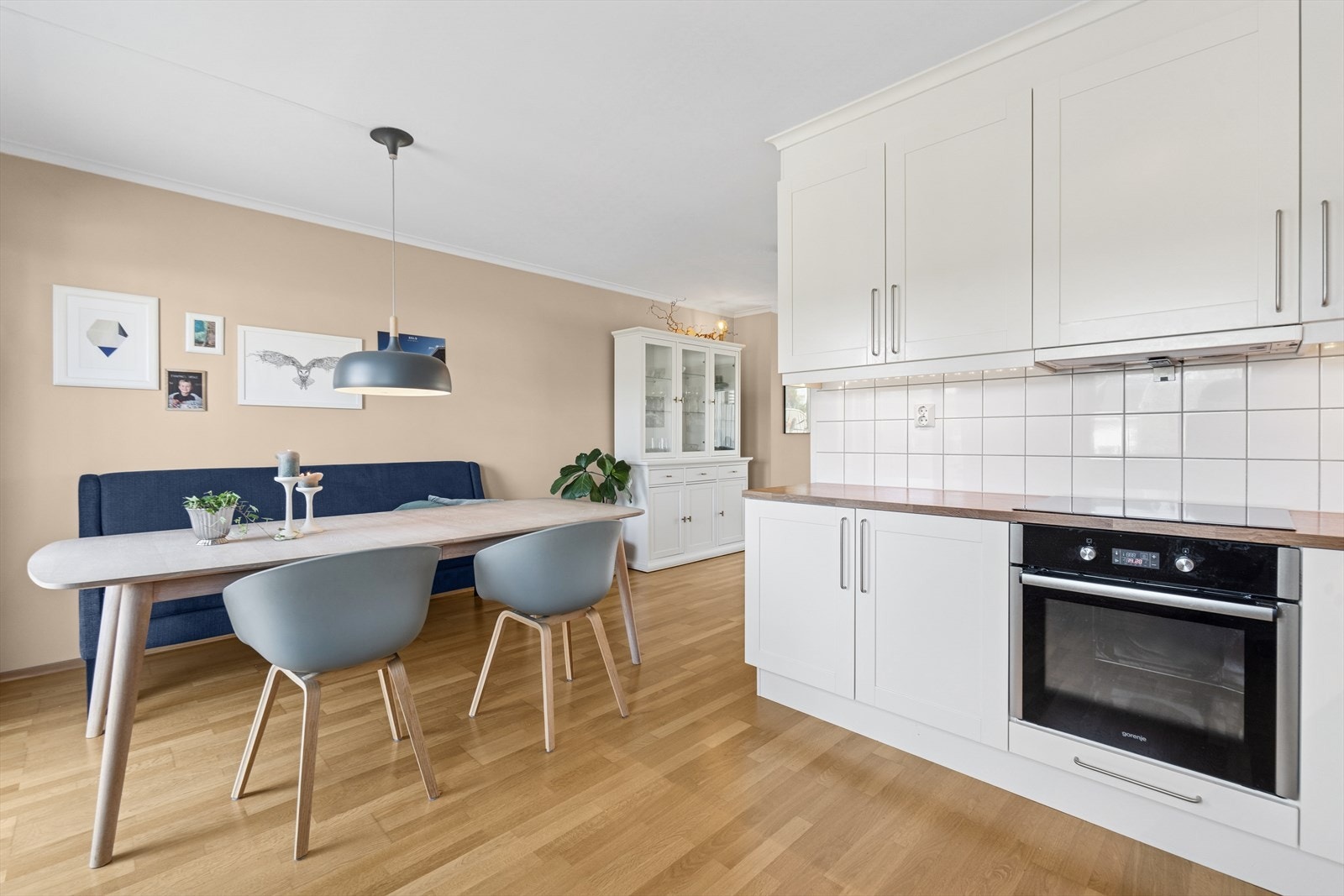 Kjøkkenet er av romslig størrelse og er i åpen løsning mot stuen. Her er det god plass til spisegruppe. Galleribilde