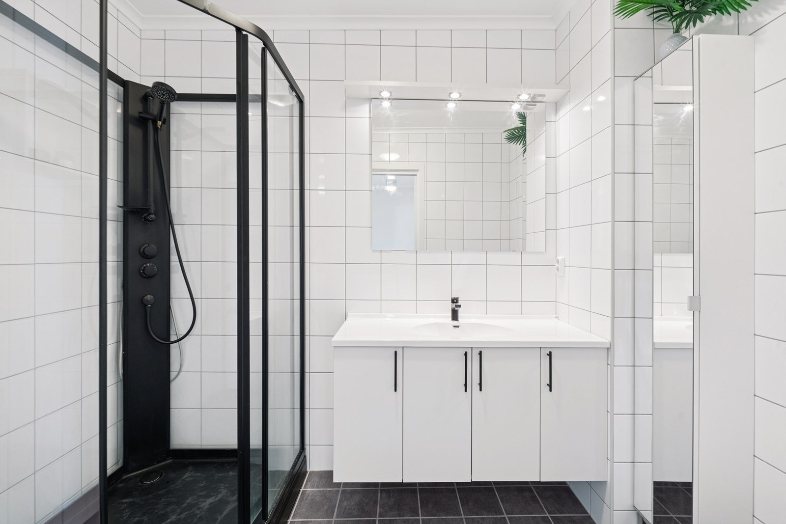 Badet beliggende i tredje etasje er oppført med tidsriktig innredning og fargevalg. Galleribilde