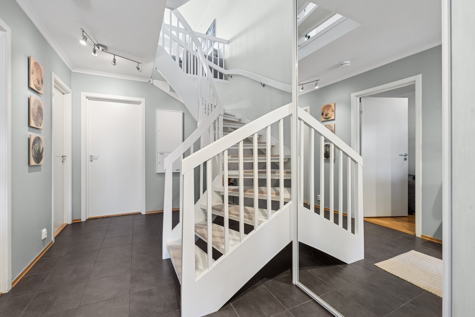 Fra gangen er det tilgang til soverom 1 samt wc og bod. Galleribilde