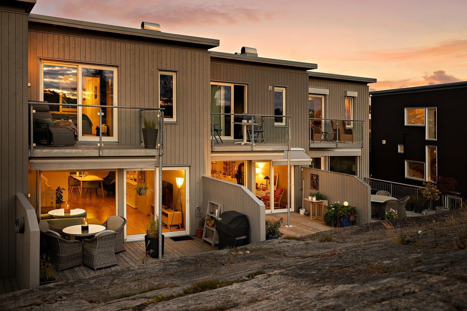 Boligen har 2 vestvendte uteområder. En fra 3 etasje og en fra 2 etasje. Galleribilde