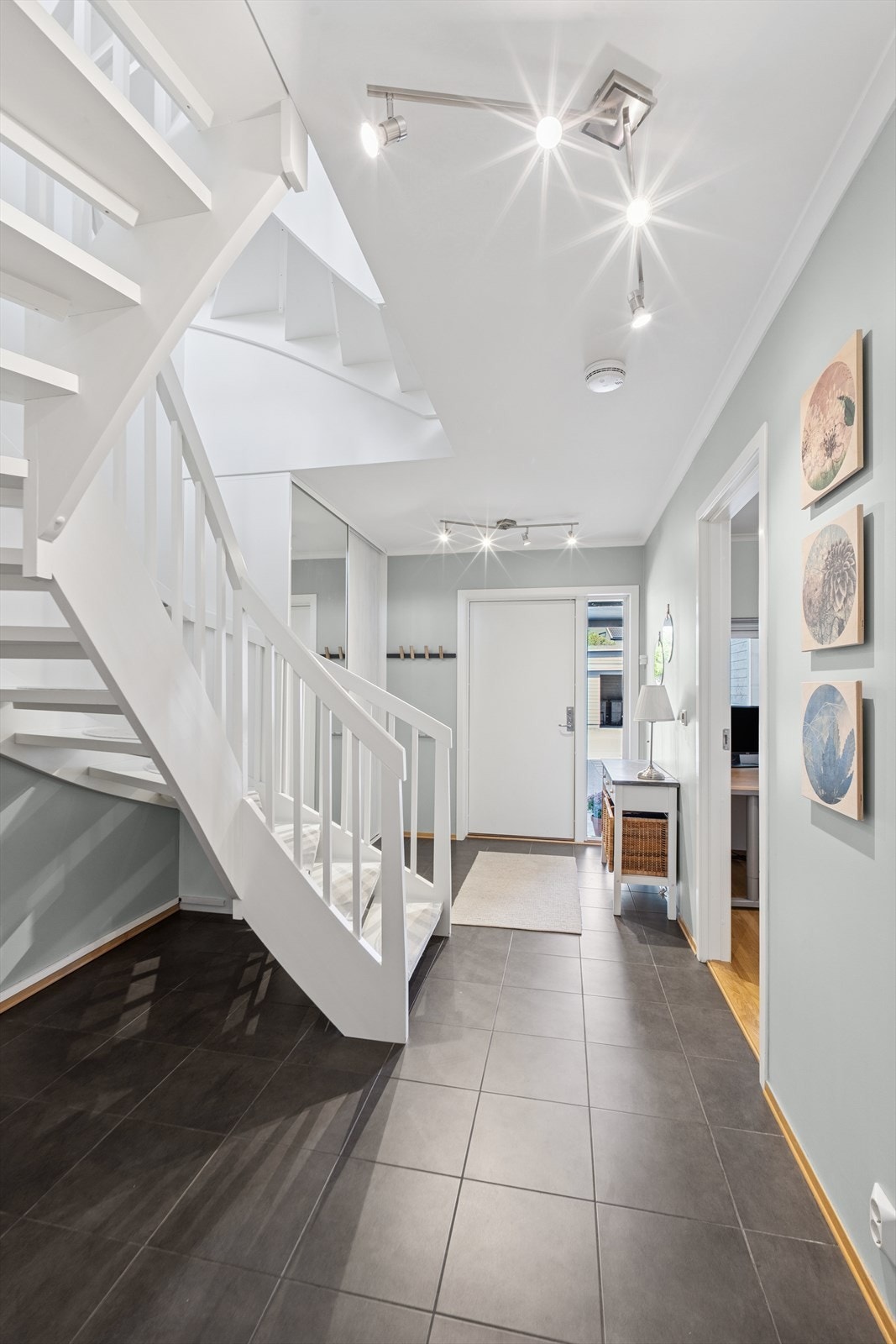 Romslig og god entré, her er det god plass til omkledning. Galleribilde