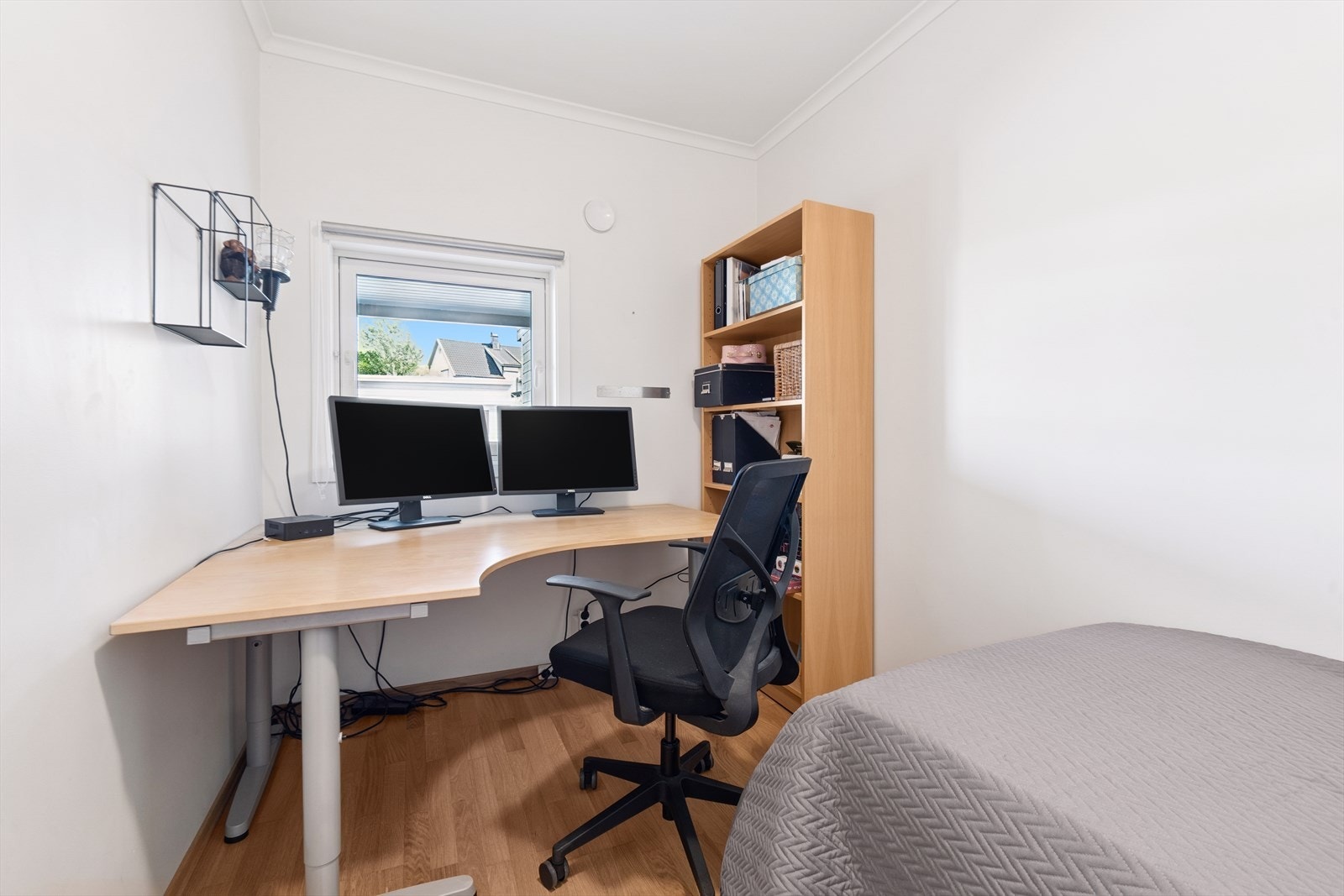 Soverom nr 1 blir i dag benyttet som kontor/gjestesoverom.
Det er god plass til møblering av skrivebord og seng. Galleribilde