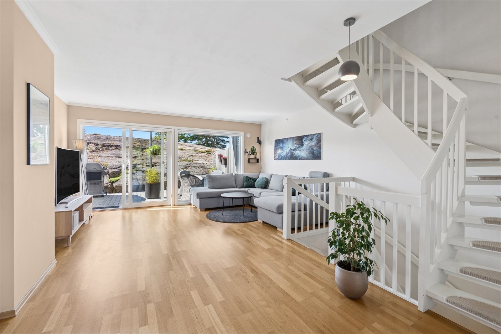 Stuen gir utgang til balkongen og er i delvis åpen løsning mot kjøkkenet Galleribilde