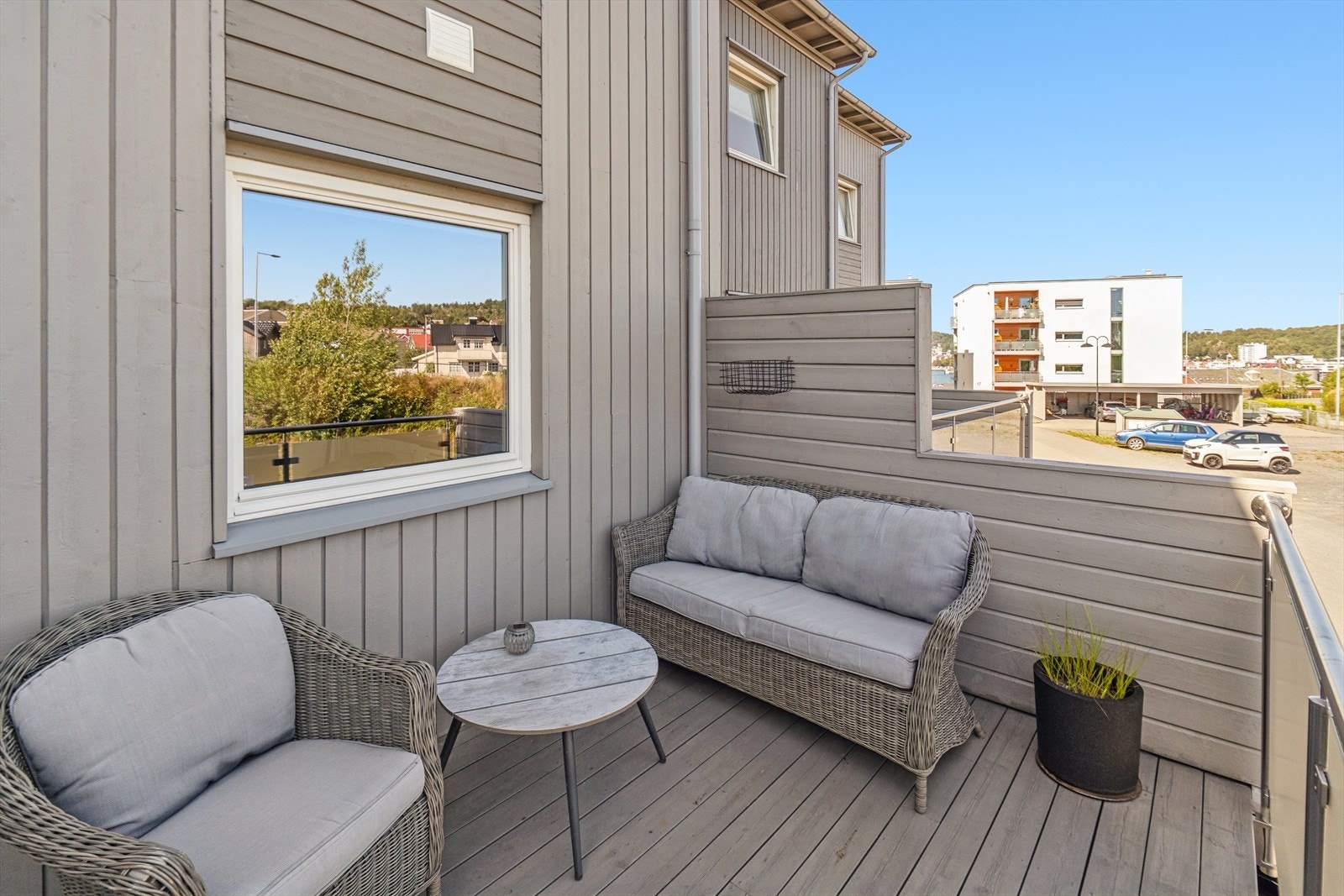 Fra kjøkkenet er det utgang til østvendt balkong, her kan du sitte å nyte kaffekoppen og morgensolen. Galleribilde