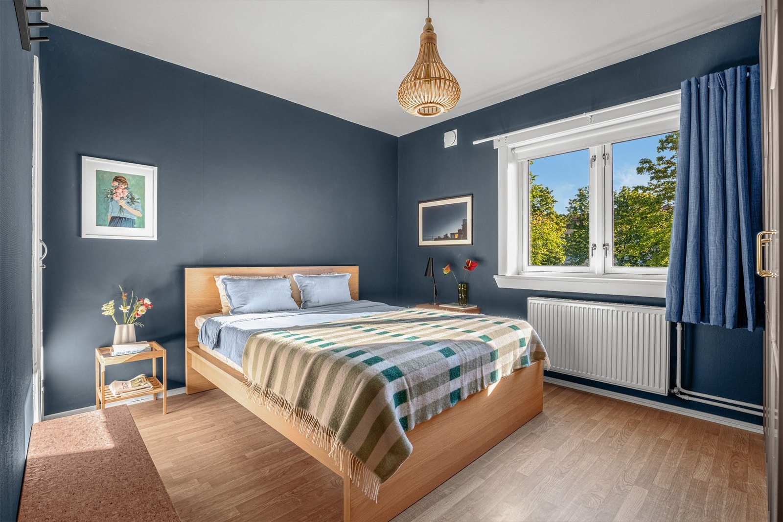 Leiligheten har et meget romslig og innbydende soverom med plass for stor dobbeltseng Galleribilde