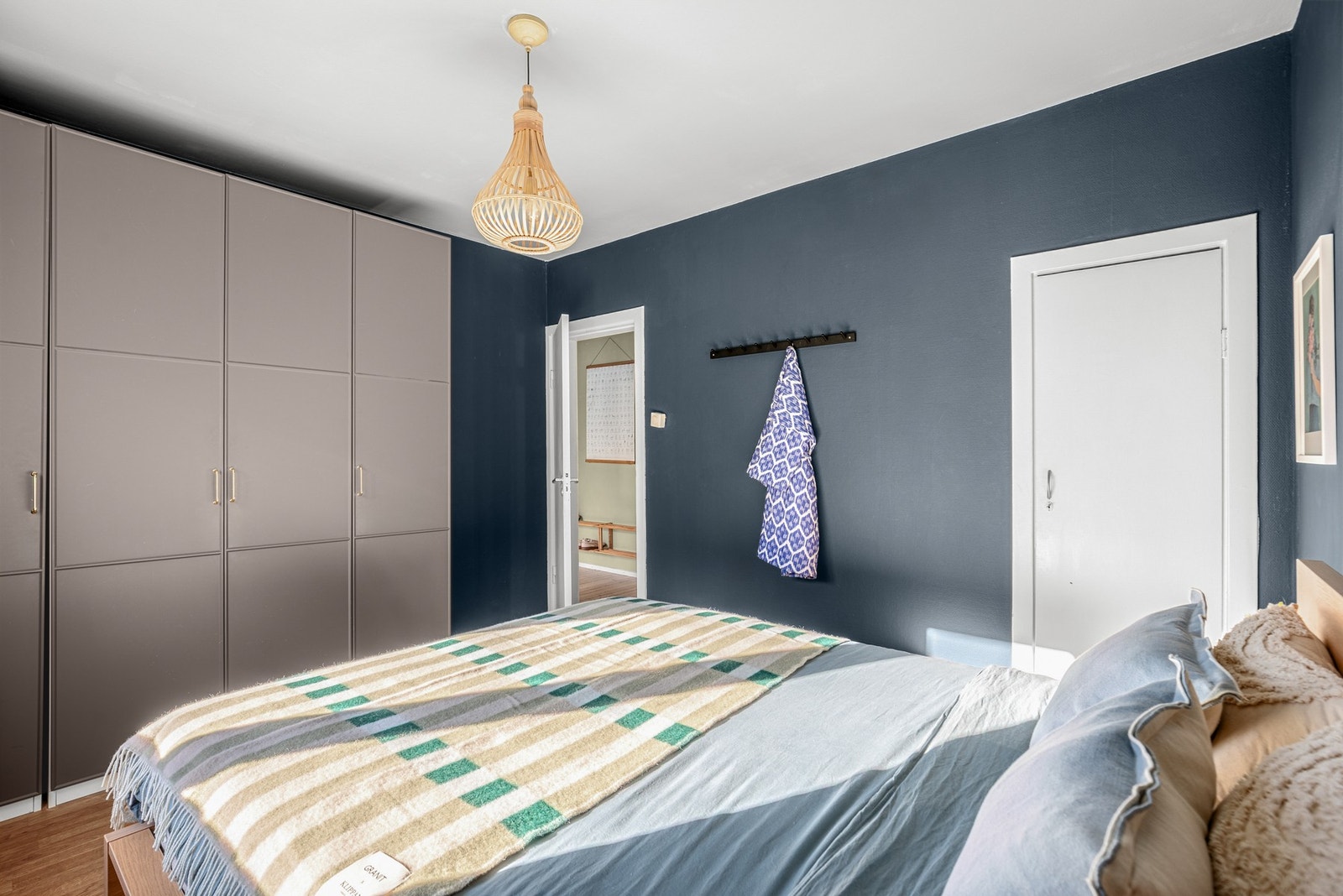 Rommet har medfølgende garderobeskap Galleribilde