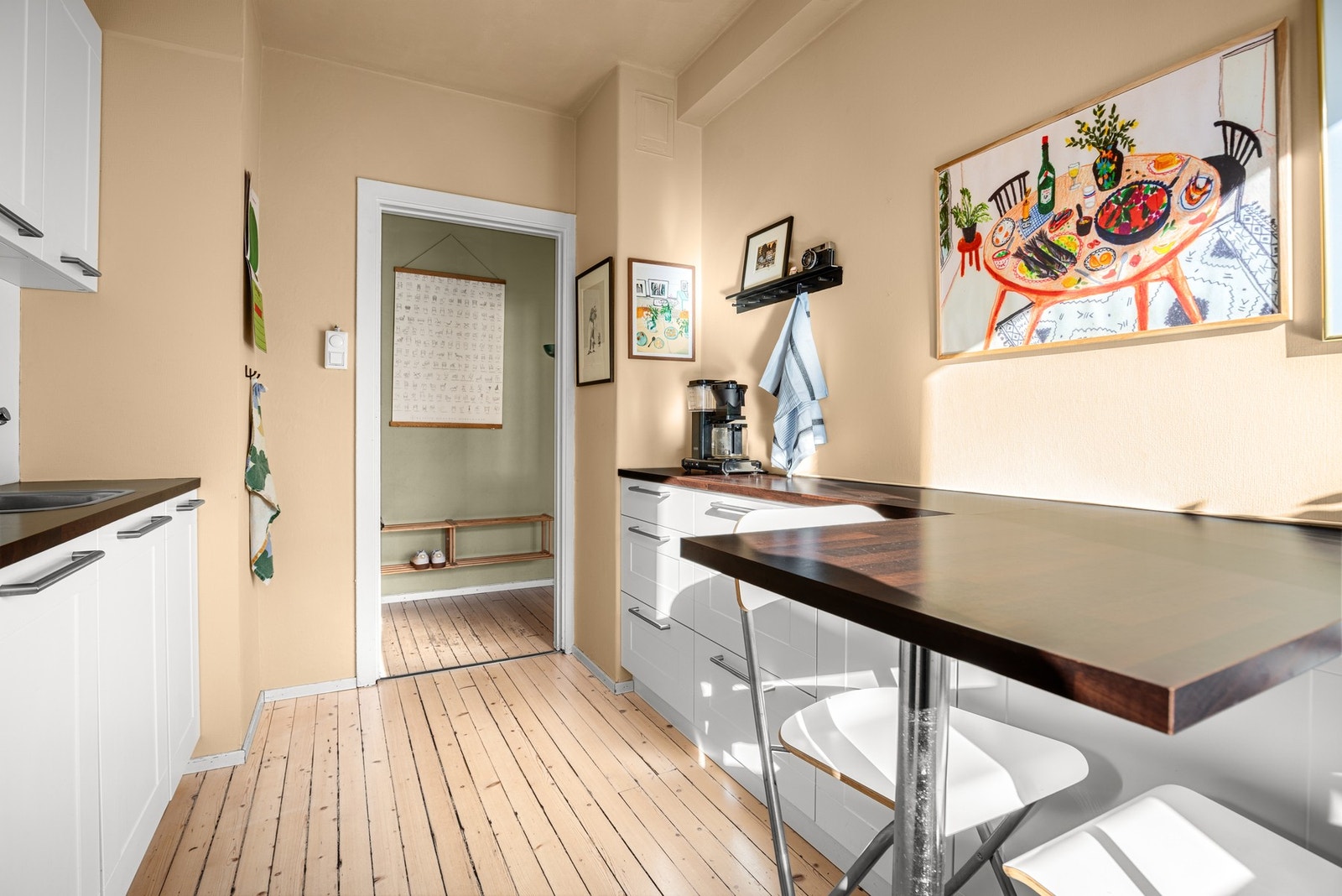 Kjøkkenet har meget god skap- og benkeplass, i tillegg til et praktisk lite spisebord Galleribilde