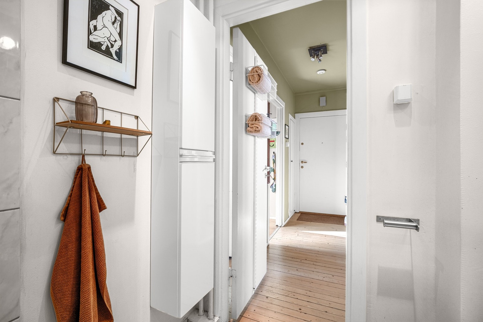 Praktisk skap på bad for oppbevaring av håndklær og baderomsartikler Galleribilde