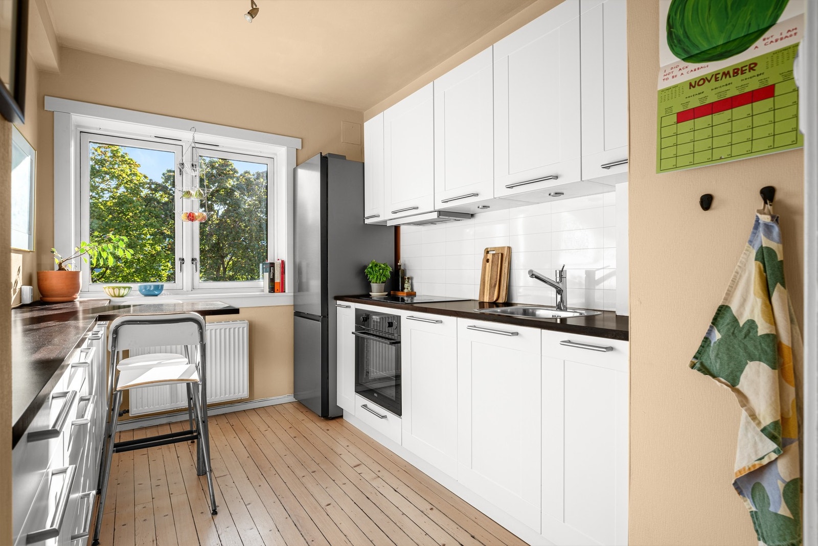 Leiligheten har et koselig kjøkken i separat rom Galleribilde