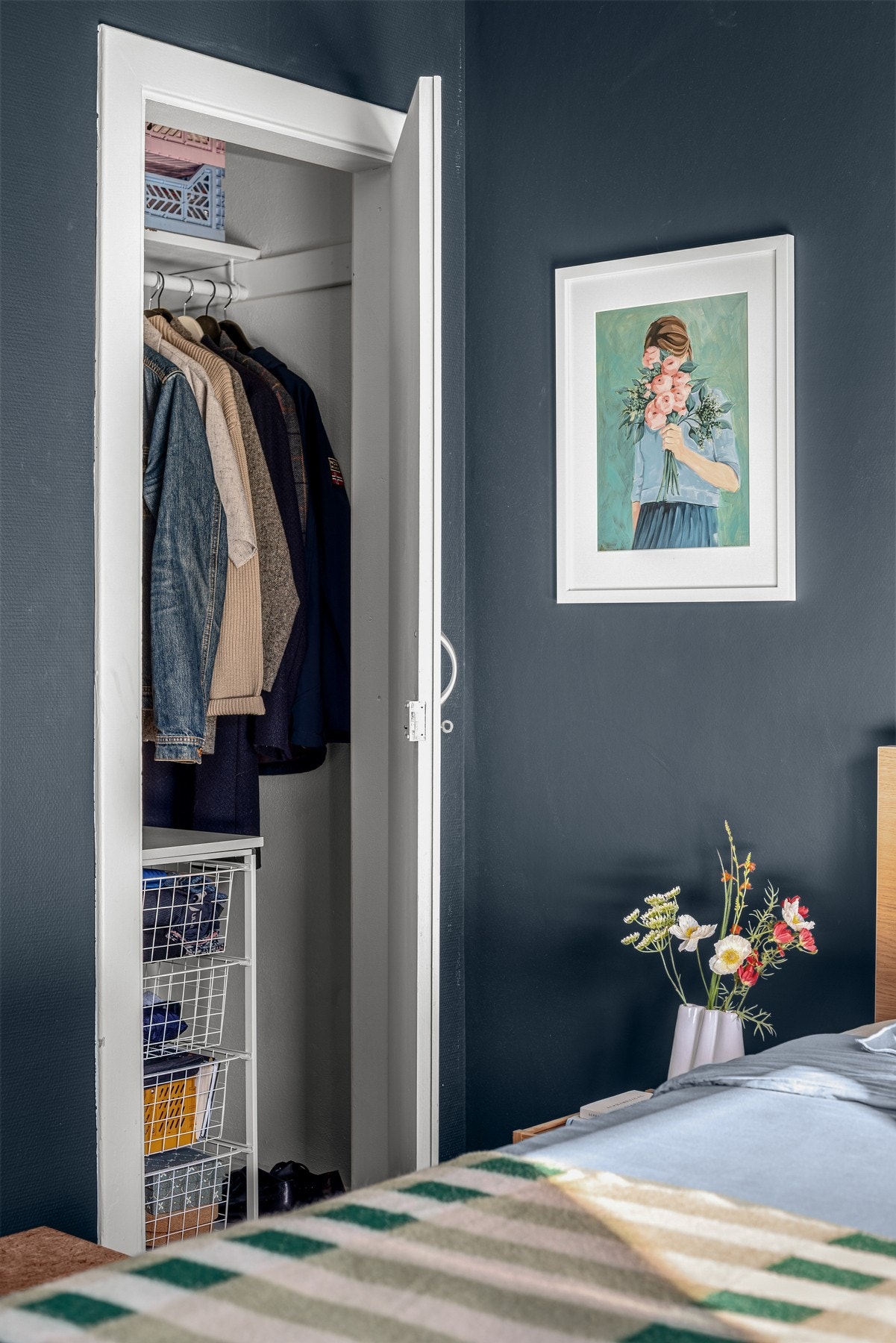 I den ene hjørnet av soverommet er det plassbygd skap for mer plass til oppbevaring Galleribilde