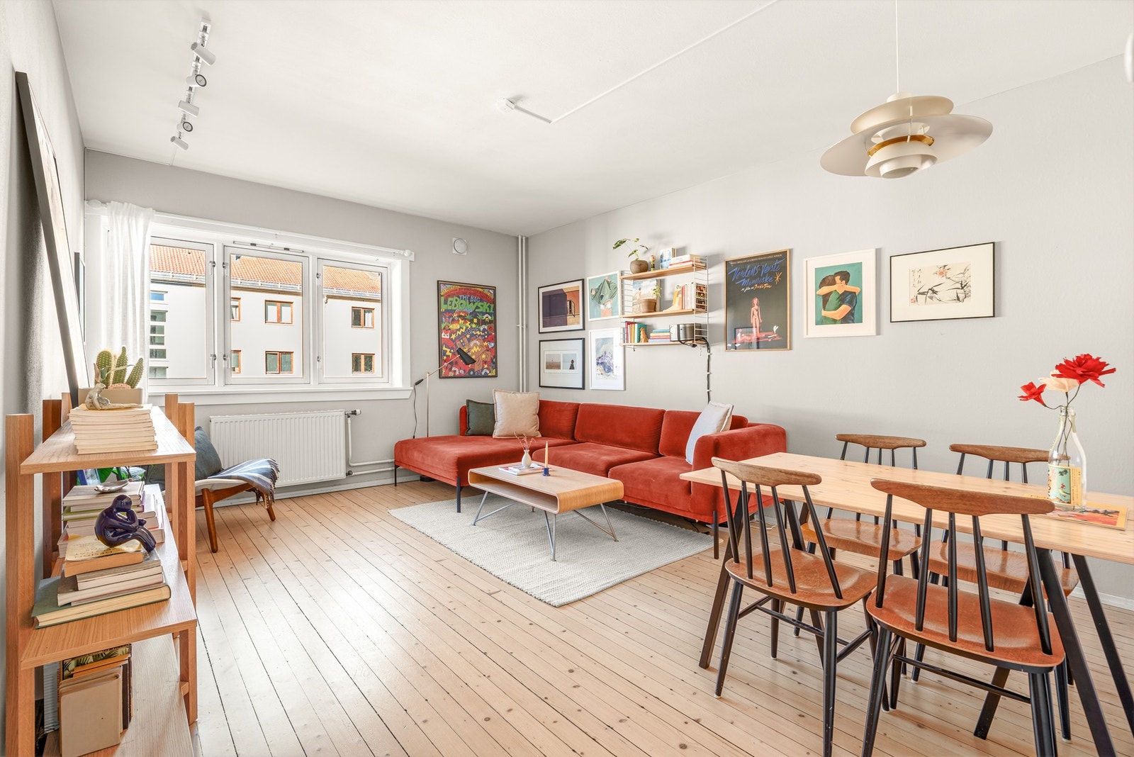 Store vinduer som gir rommet fine lysforhold Galleribilde