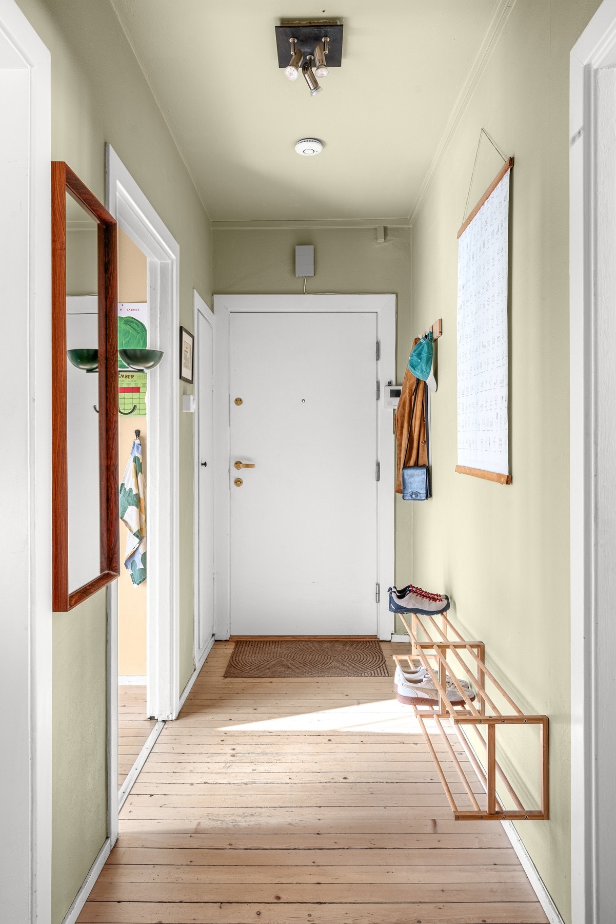 Entréen gir deg et godt førsteinntrykk på hva som venter deg i resten av leiligheten Galleribilde