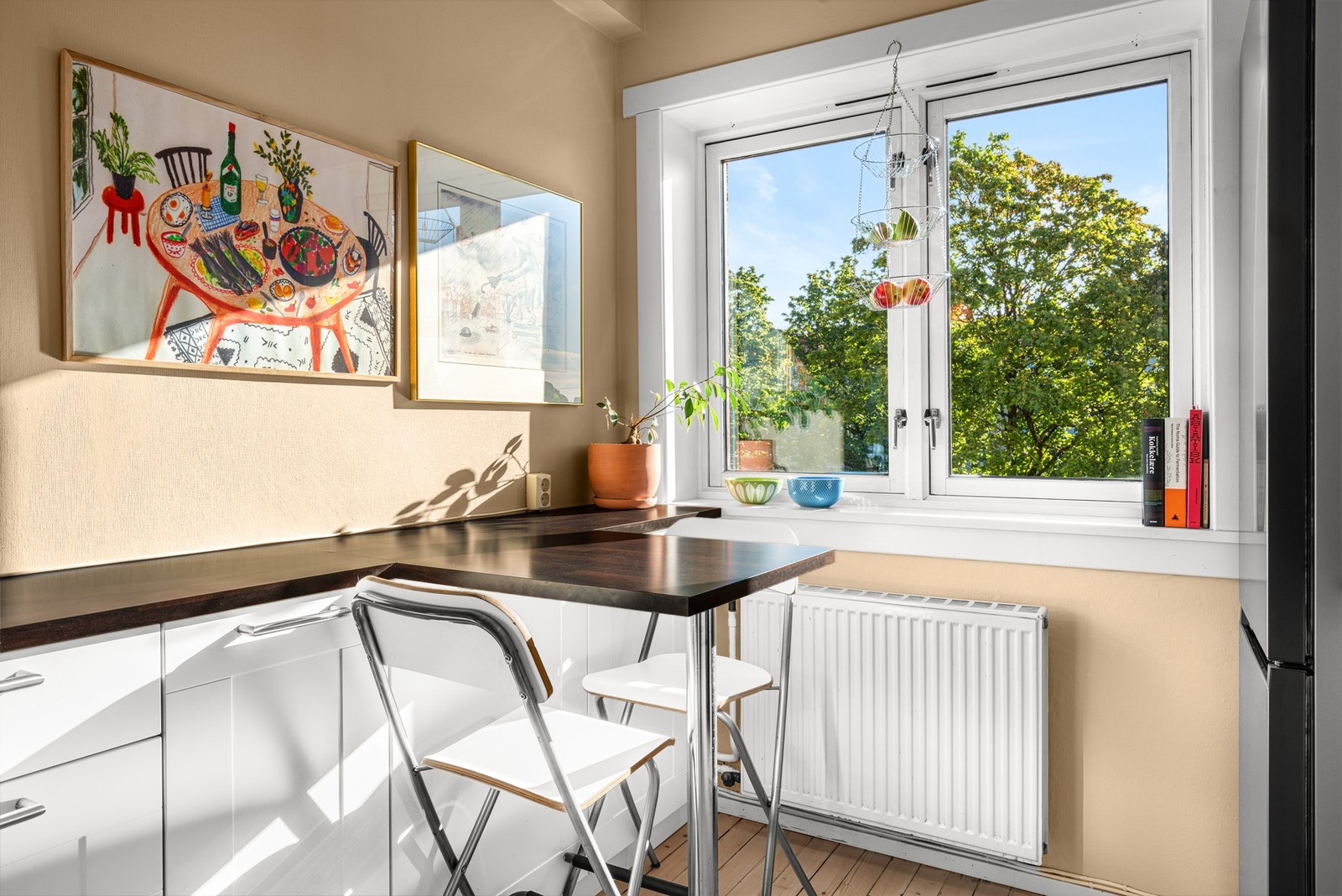 Idyllisk utsikt mot trær og grønt fra kjøkkenvinduet Galleribilde