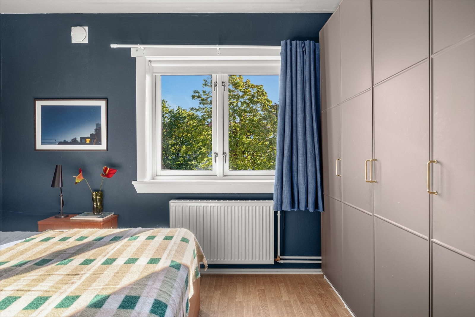 Fra soveromsvinduet er det idyllisk utsikten mot trær og grønt, et hyggelig utsyn å våkne opp til Galleribilde