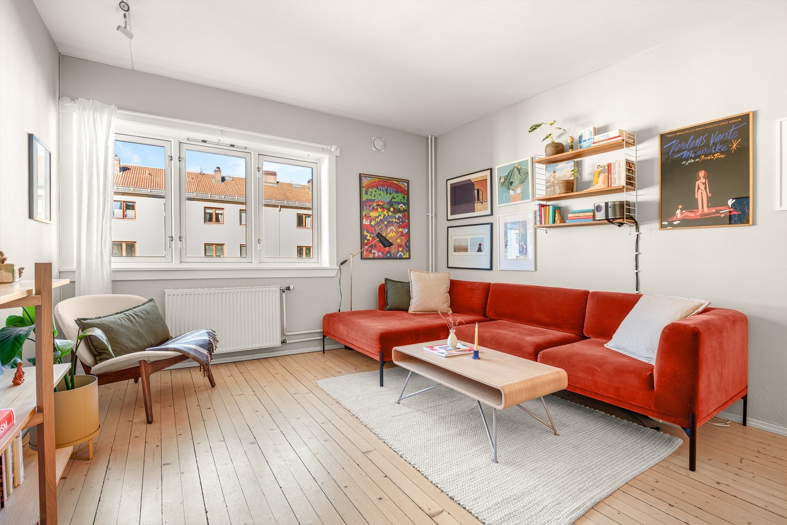 Leiligheten har en gjennomgående planløsning som gir en lys og luftig atmosfære Galleribilde