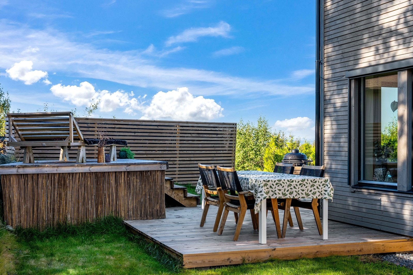 Deler av terrassen er opphøyet, her kan de siste soltimene på eiendommen nytes. Galleribilde