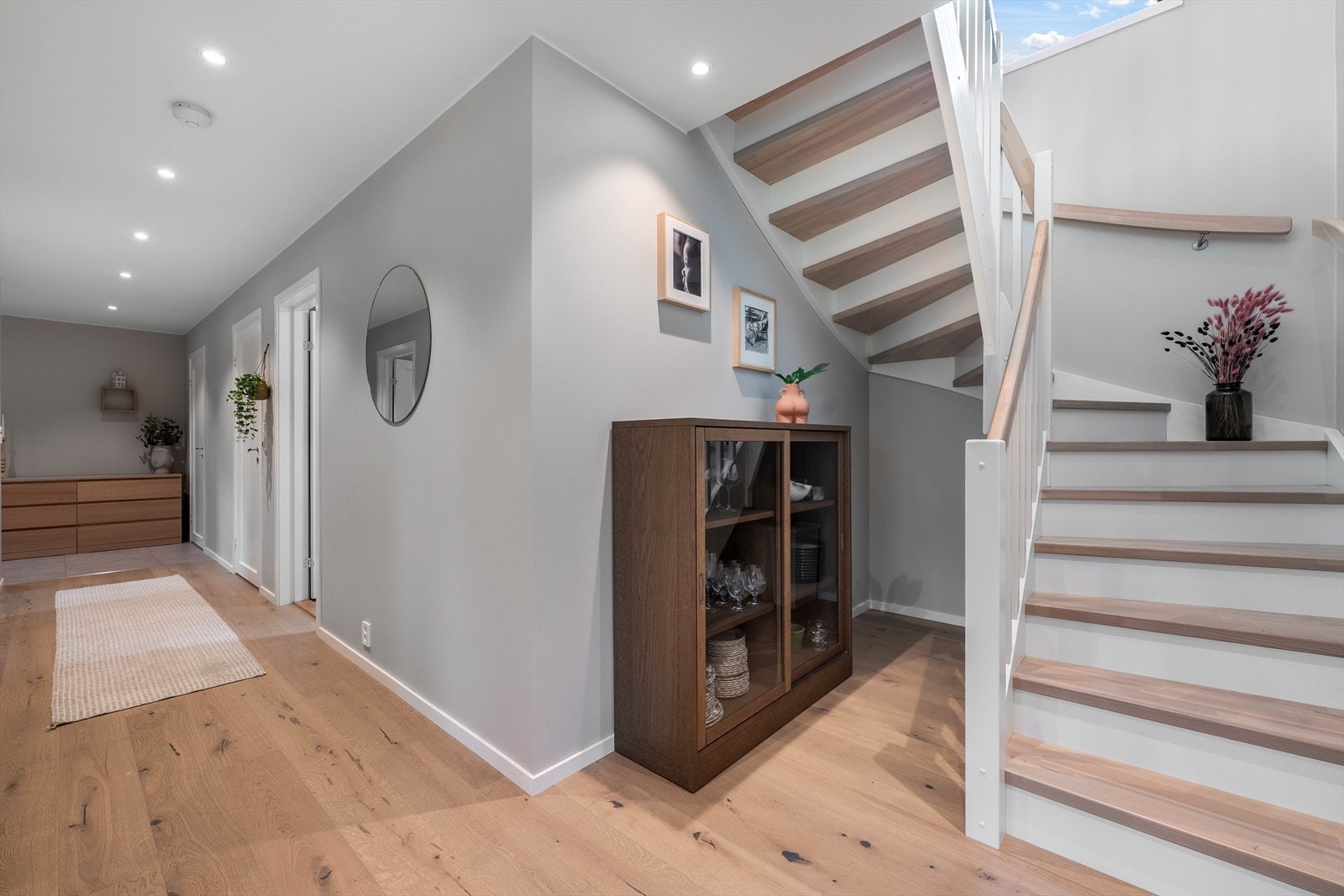 Helslette overflater og stilrene detaljer gir et ryddig førsteinntrykk. Galleribilde