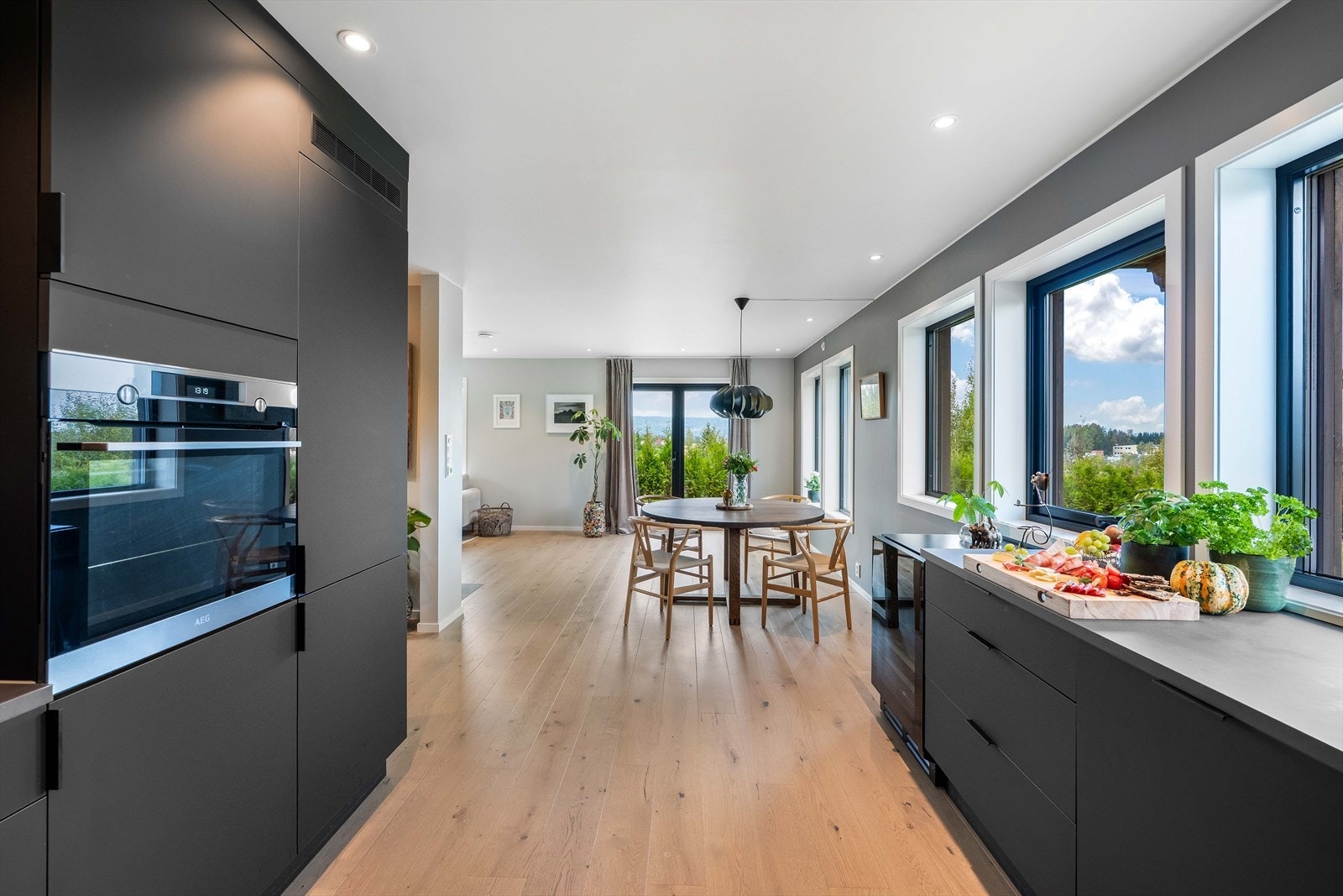 Kjøkkenet er hjertet i hjemmet - med spiseplass og naturlig flyt mot stue og spisestue. Galleribilde