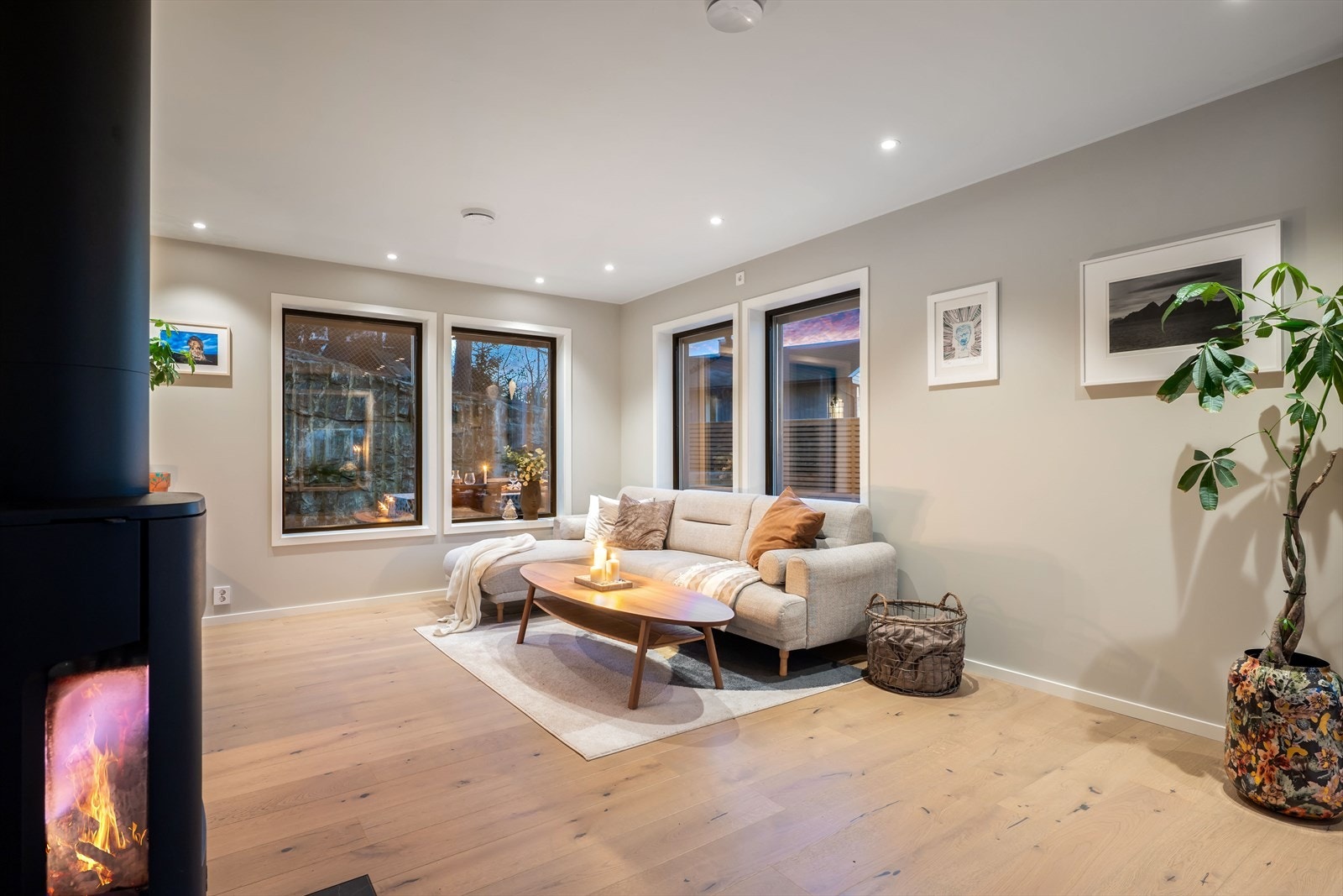 Flere vinduer i stuen er utstyrt med screens. Galleribilde