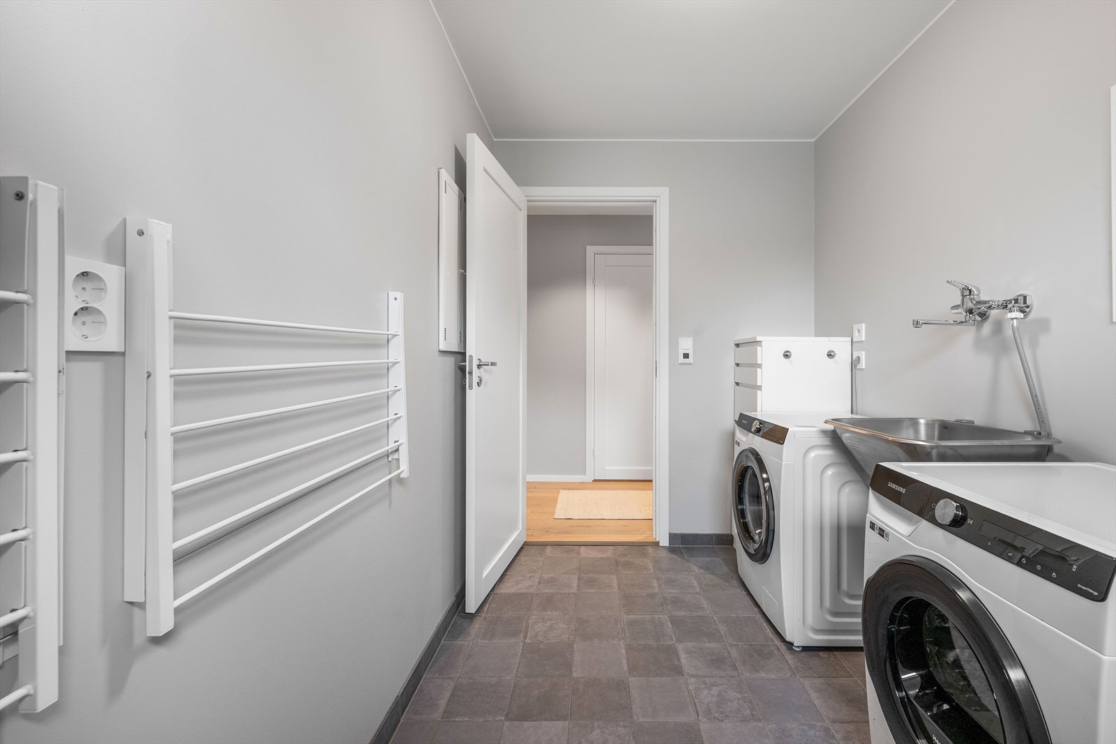 Flislagt gulv med varmekabler og balansert ventilasjon gir funksjon og komfort. Galleribilde