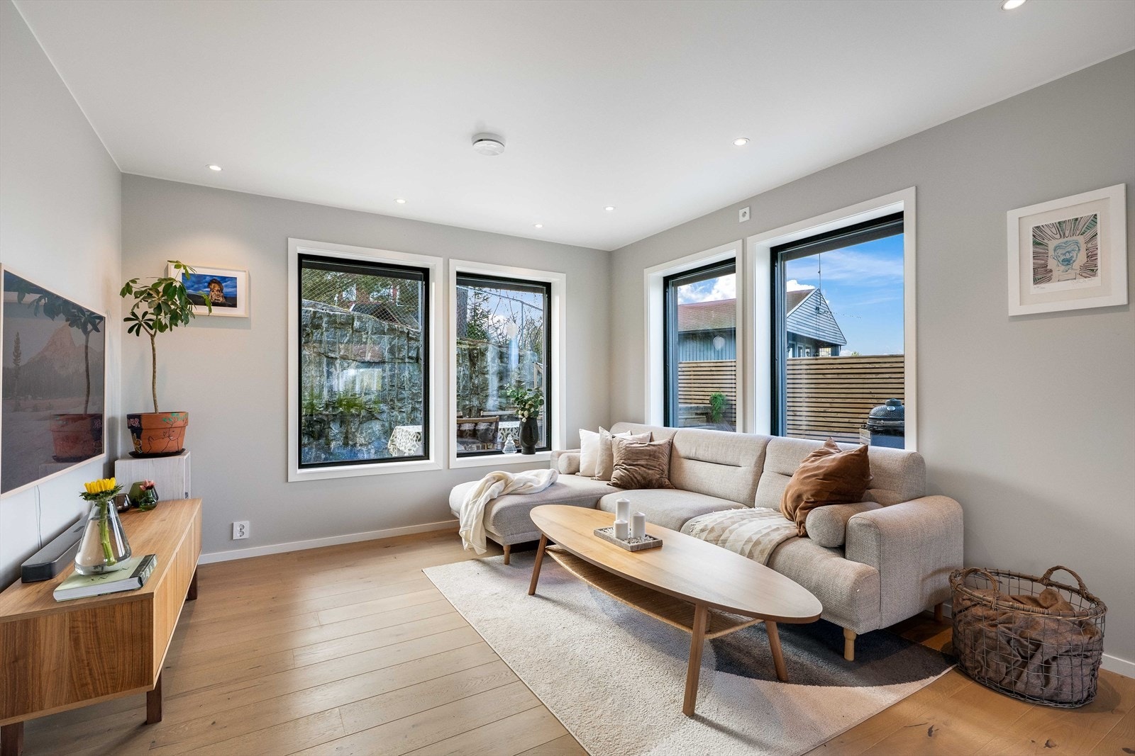 Moderne overflater og tekniske løsninger som balansert ventilasjon som sørger for et godt inneklima året rundt. Galleribilde