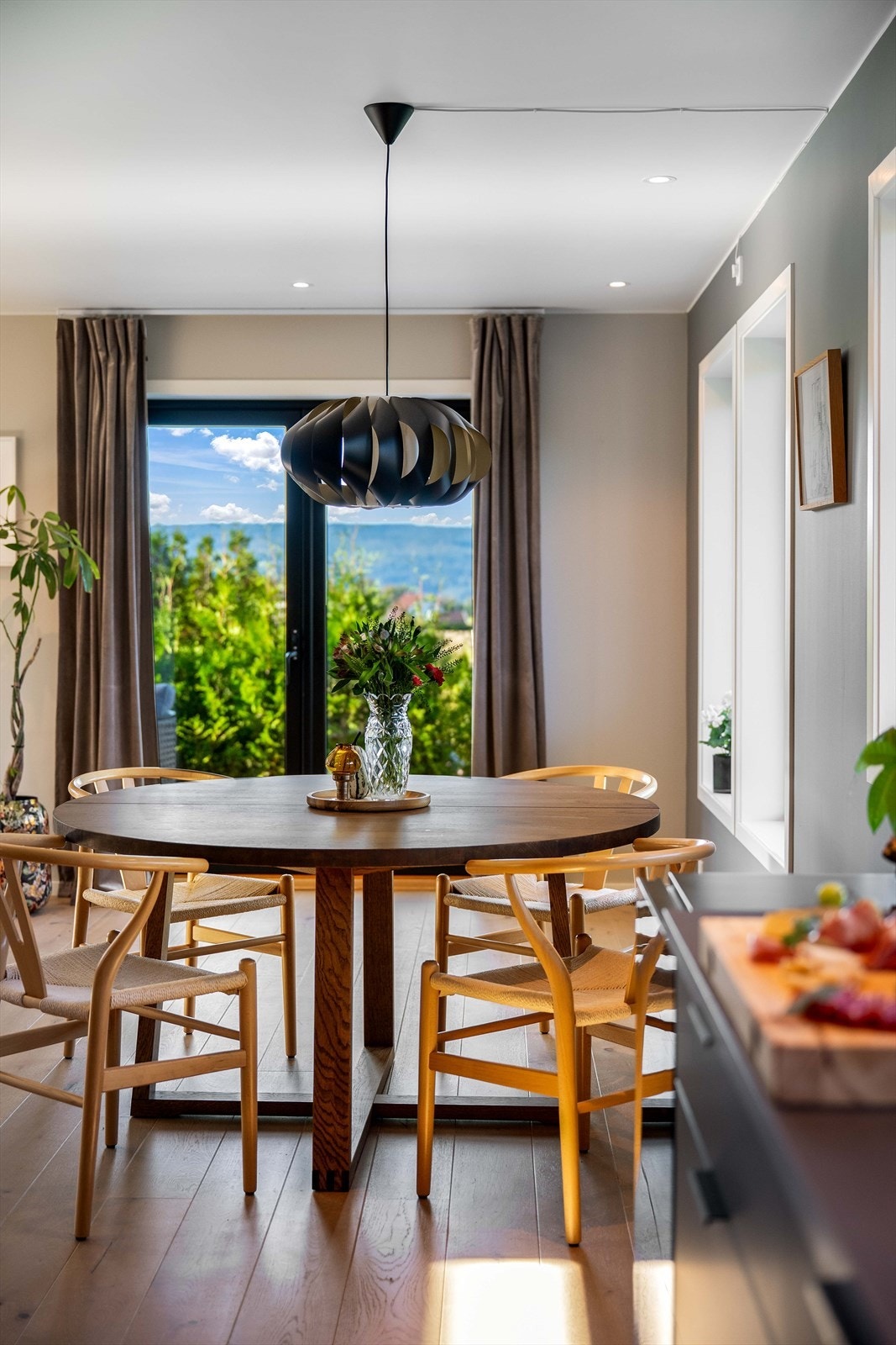 Spisestuen er et naturlig knutepunkt mellom kjøkken og stue - perfekt for familieliv og gjester. Galleribilde