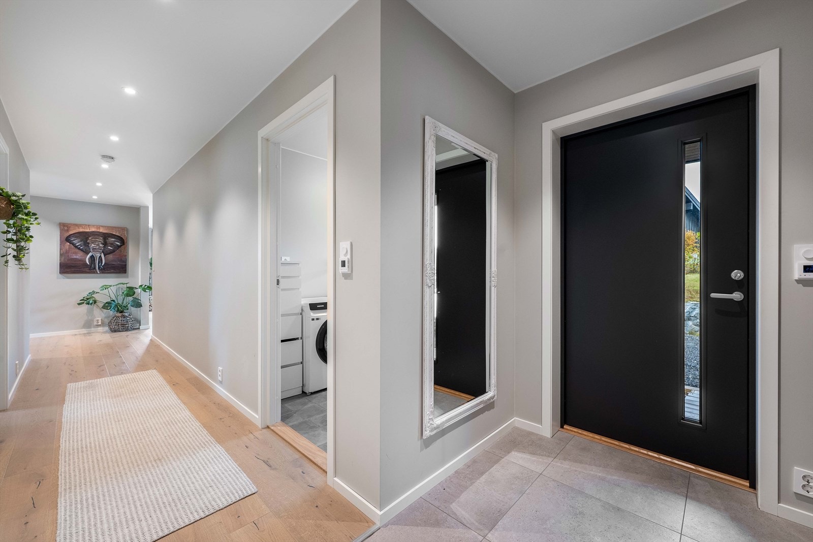 Lys og innbydende entré med moderne fliser og god plass til oppbevaring. Galleribilde