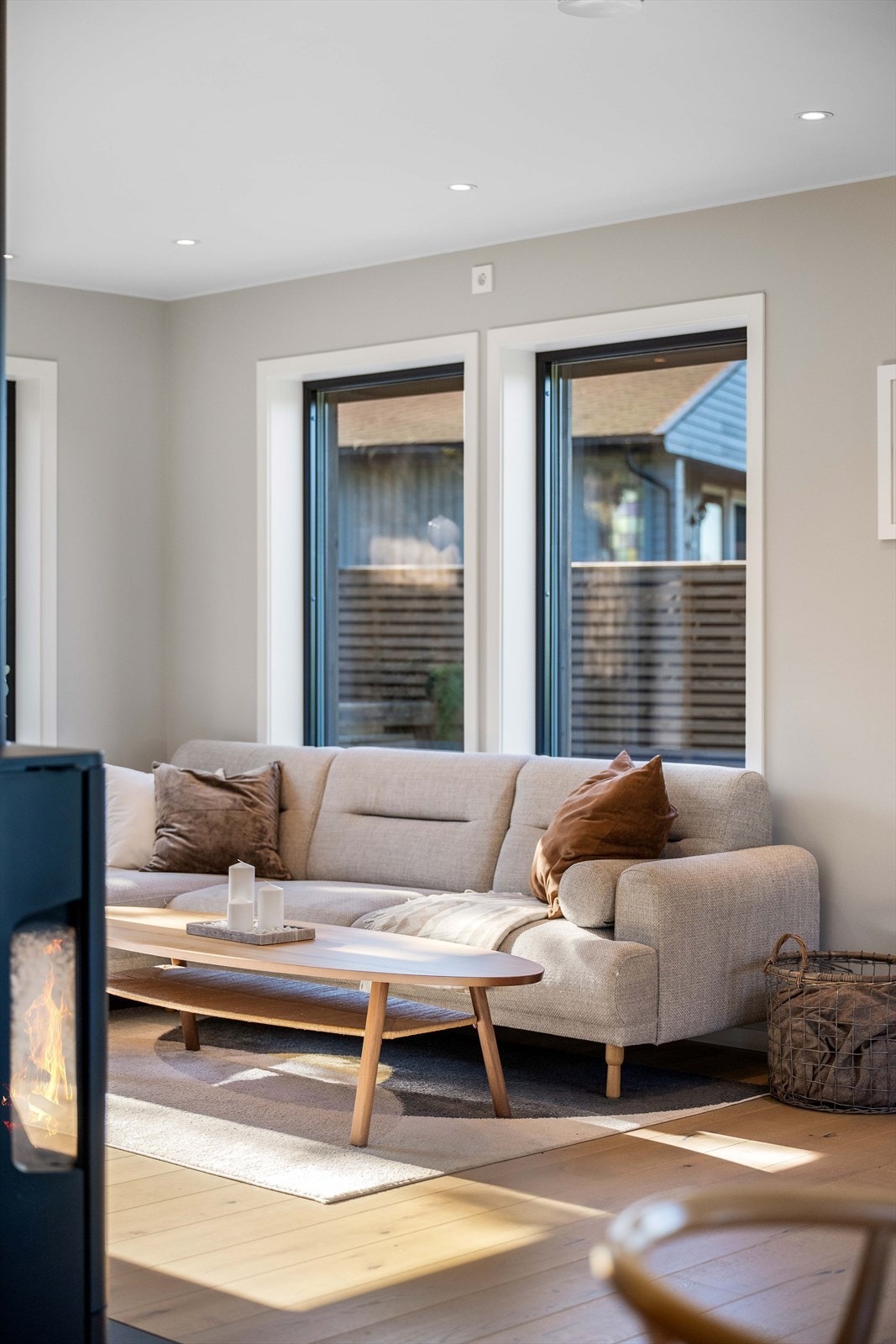 Lys og romslig stue på ca 26 m2 med utgang til stor terrasse. Galleribilde