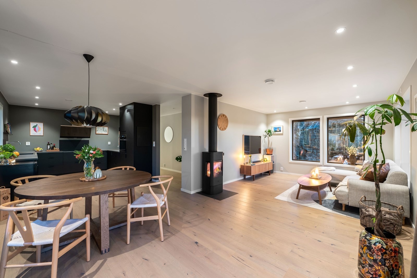 Allrommet stue/kjøkken, pent lyssatt med spotter i naturlige soner. Galleribilde