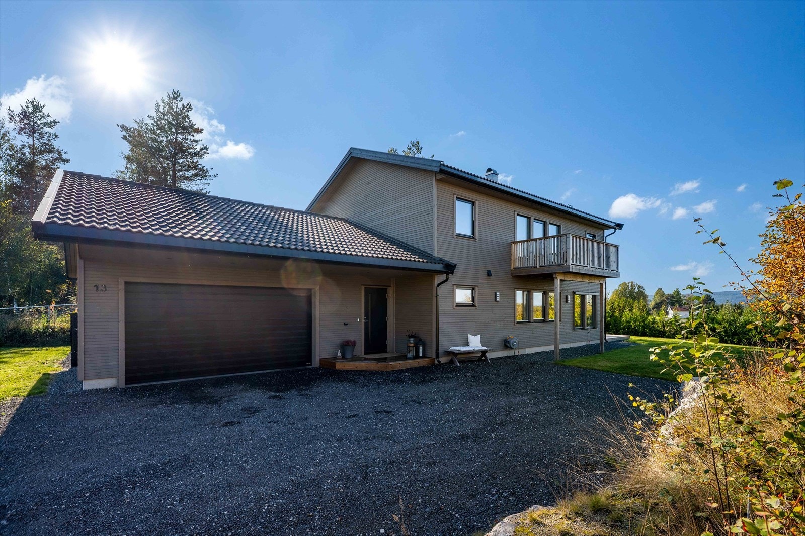 Dobbelgarasje på hele 43 m² med god plass til bil, oppbevaring og hobby. Galleribilde