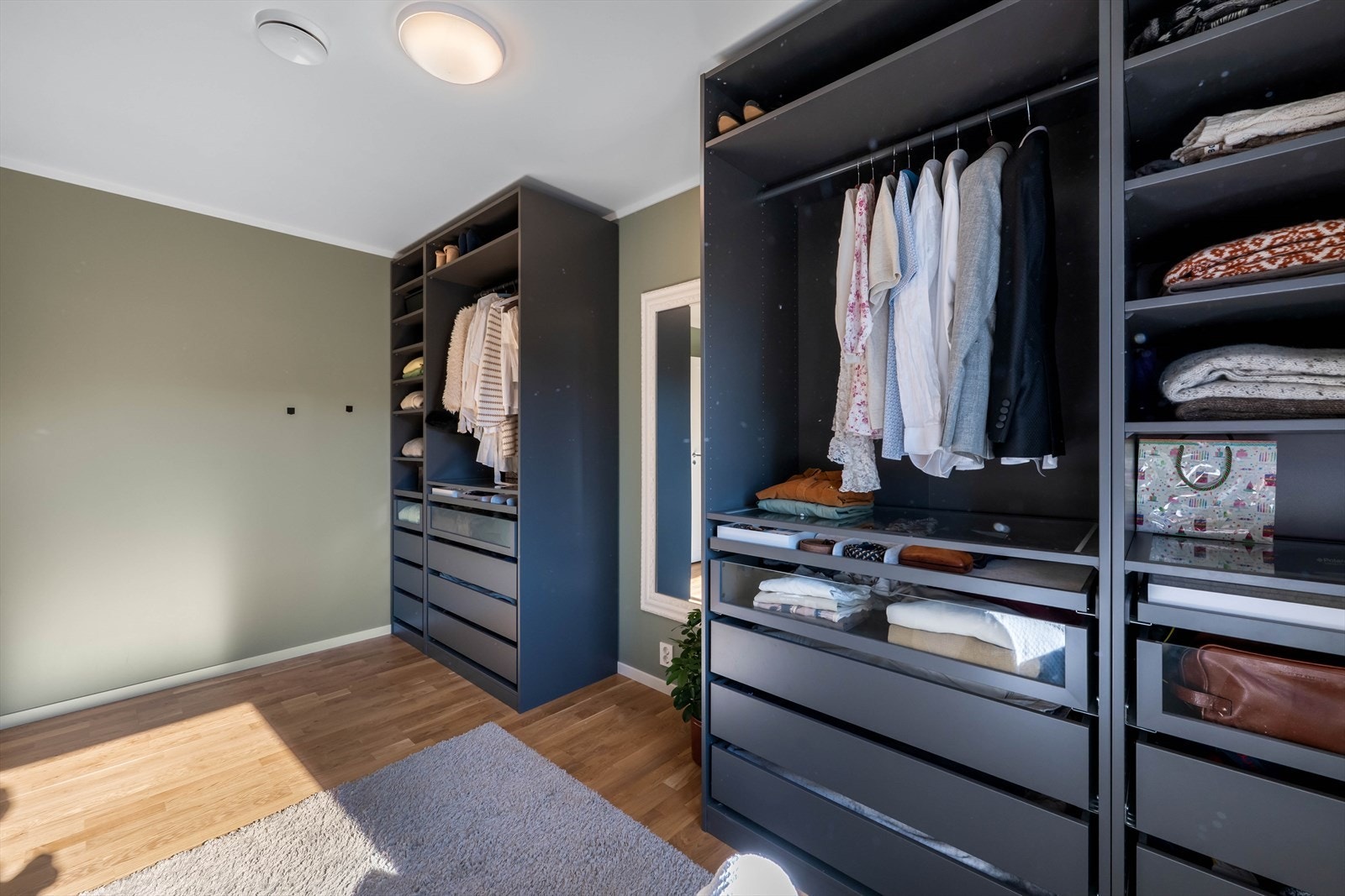 Rommene varierer i størrelser fra ca 9,3 m2 - 13,9 m2 Galleribilde