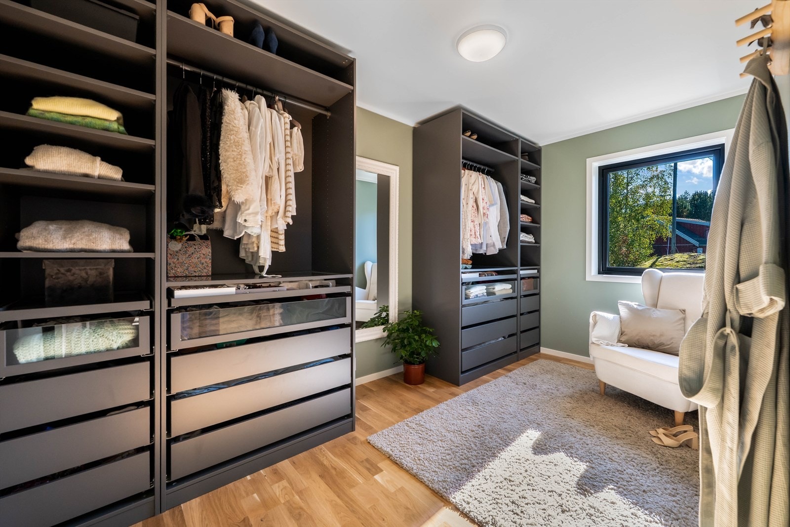 Soverom 4 er innredet med garderobeskap. Galleribilde