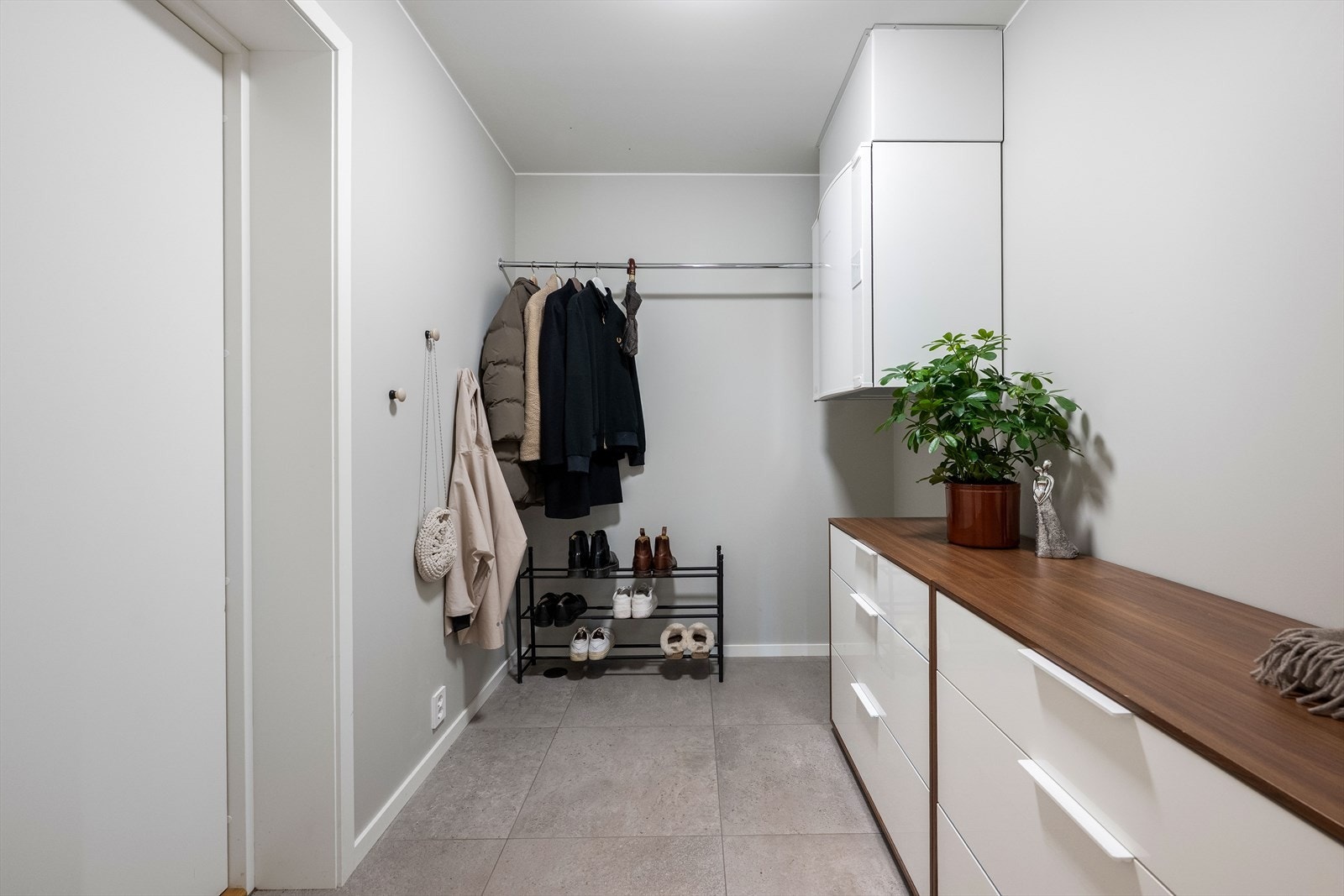 Bod som passasje mellom garasje og entré. Galleribilde