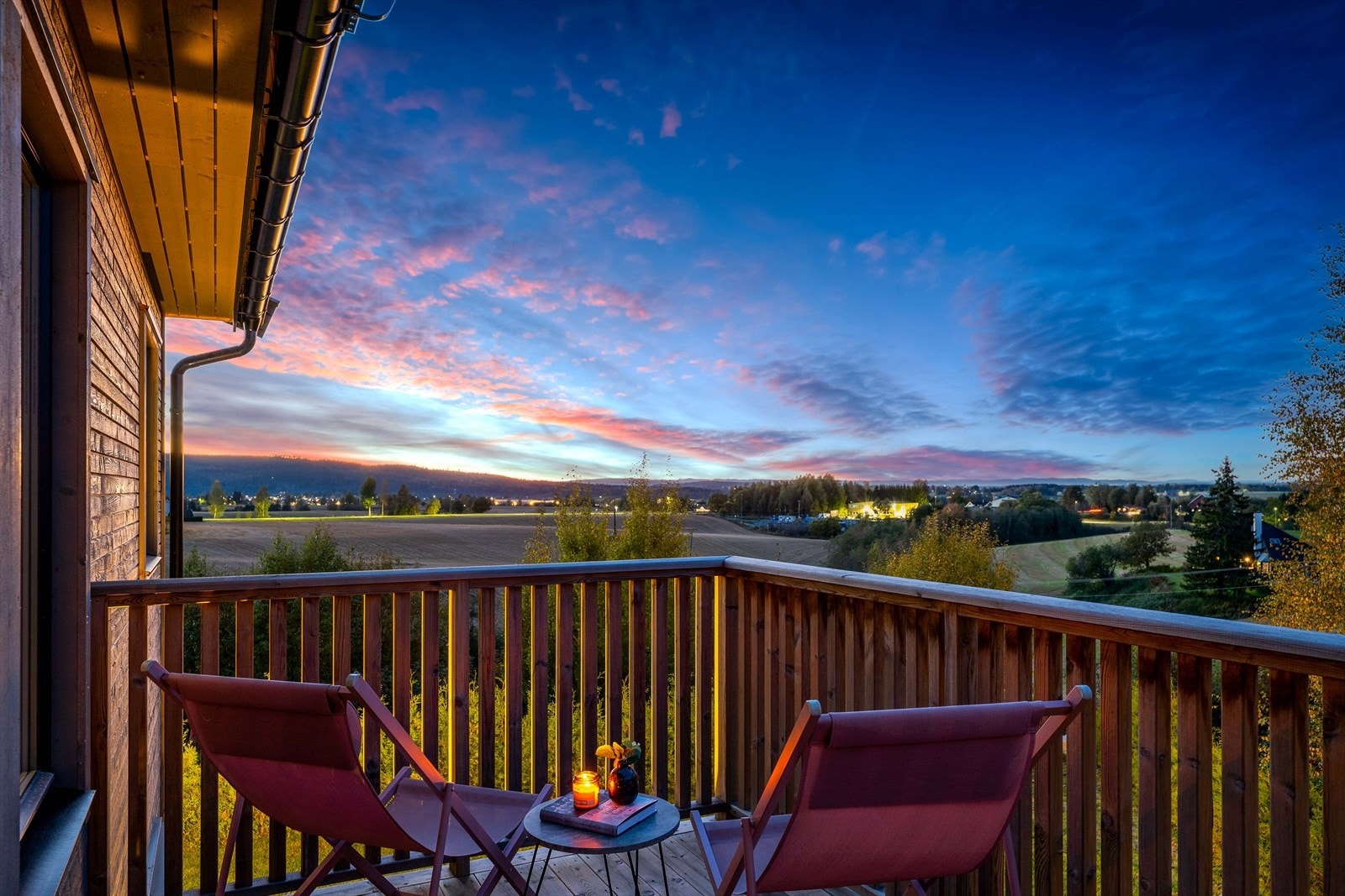 Eiendommen er oppført i 2022 og bærer en gjennomgående moderne standard hva gjelder både det tekniske og det visuelle. Galleribilde